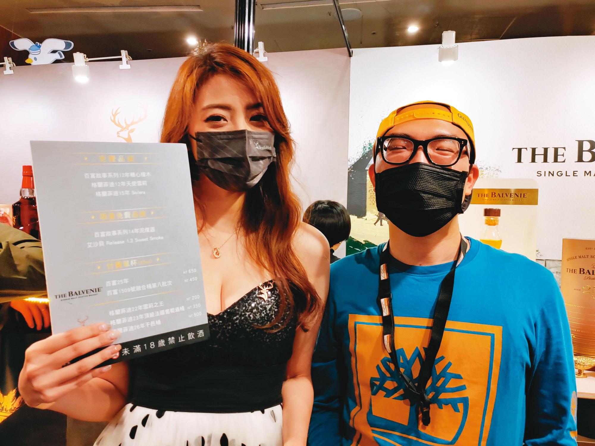 堪稱新竹風城威士忌最上鏡頭、最佳PG的綠巨人(左),逗得旁邊的小黑哥笑到眼睛都瞇了。