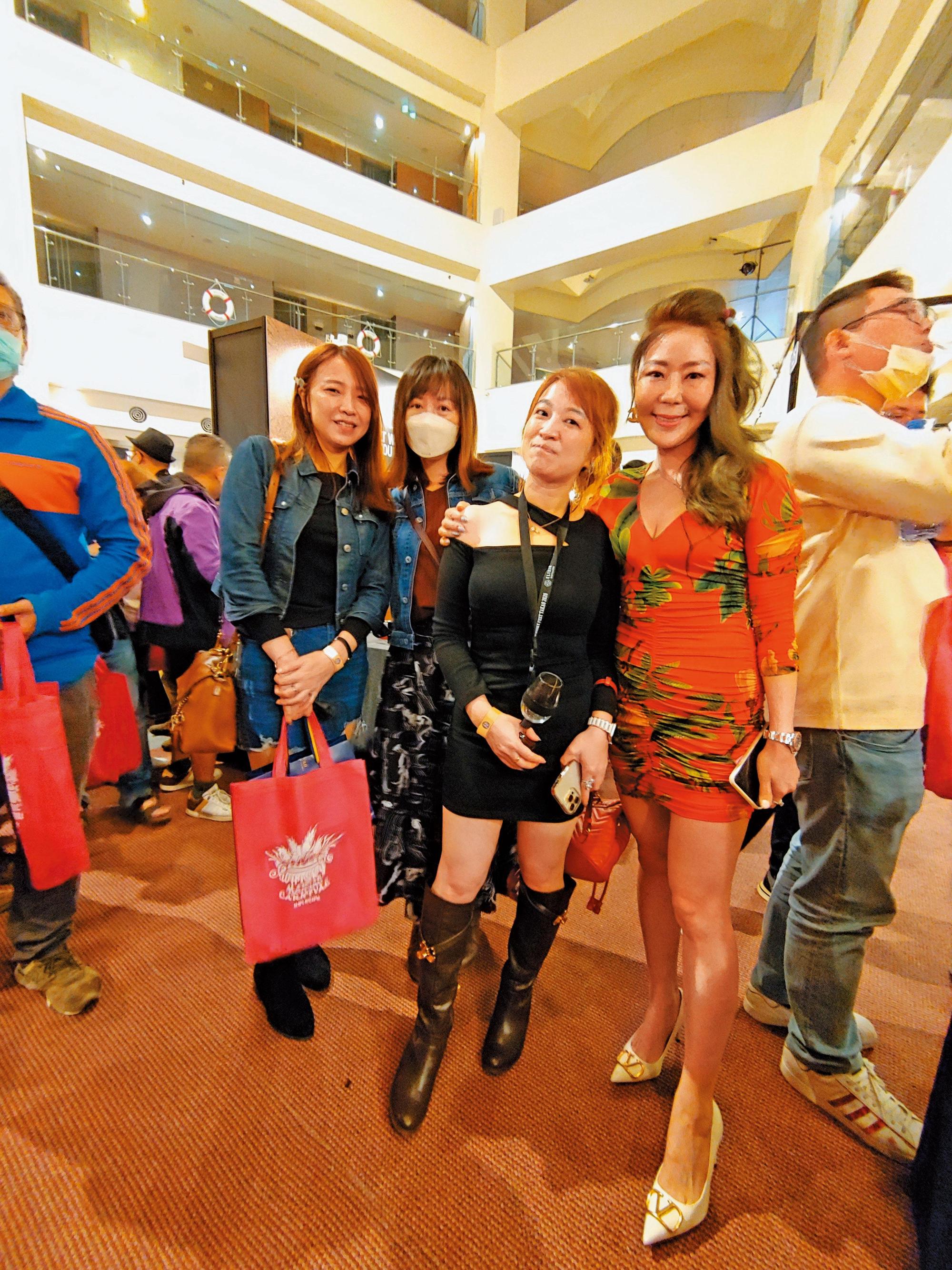 女威喬一喬創辦人李若喬Jojo(右一),也是風城威士忌嘉年華創辦人馬可的夫人,號召許多姐妹一同來逛酒展。