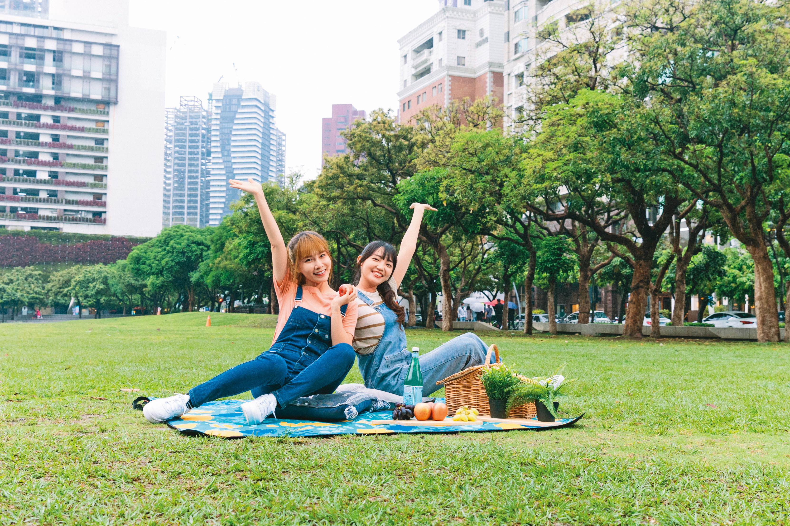 市民廣場草地鋪上墊子，就能來場即興野餐。