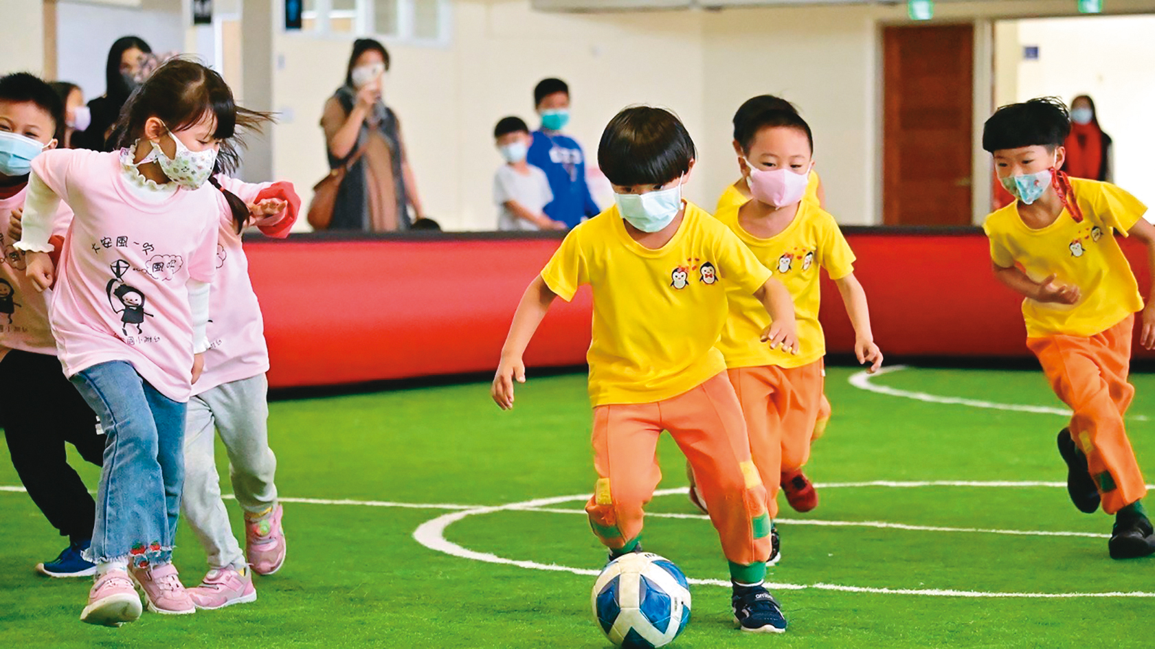 為推廣迷你足球，市府自2020年起，引進專業指導員進入國小及幼兒園巡迴教學。