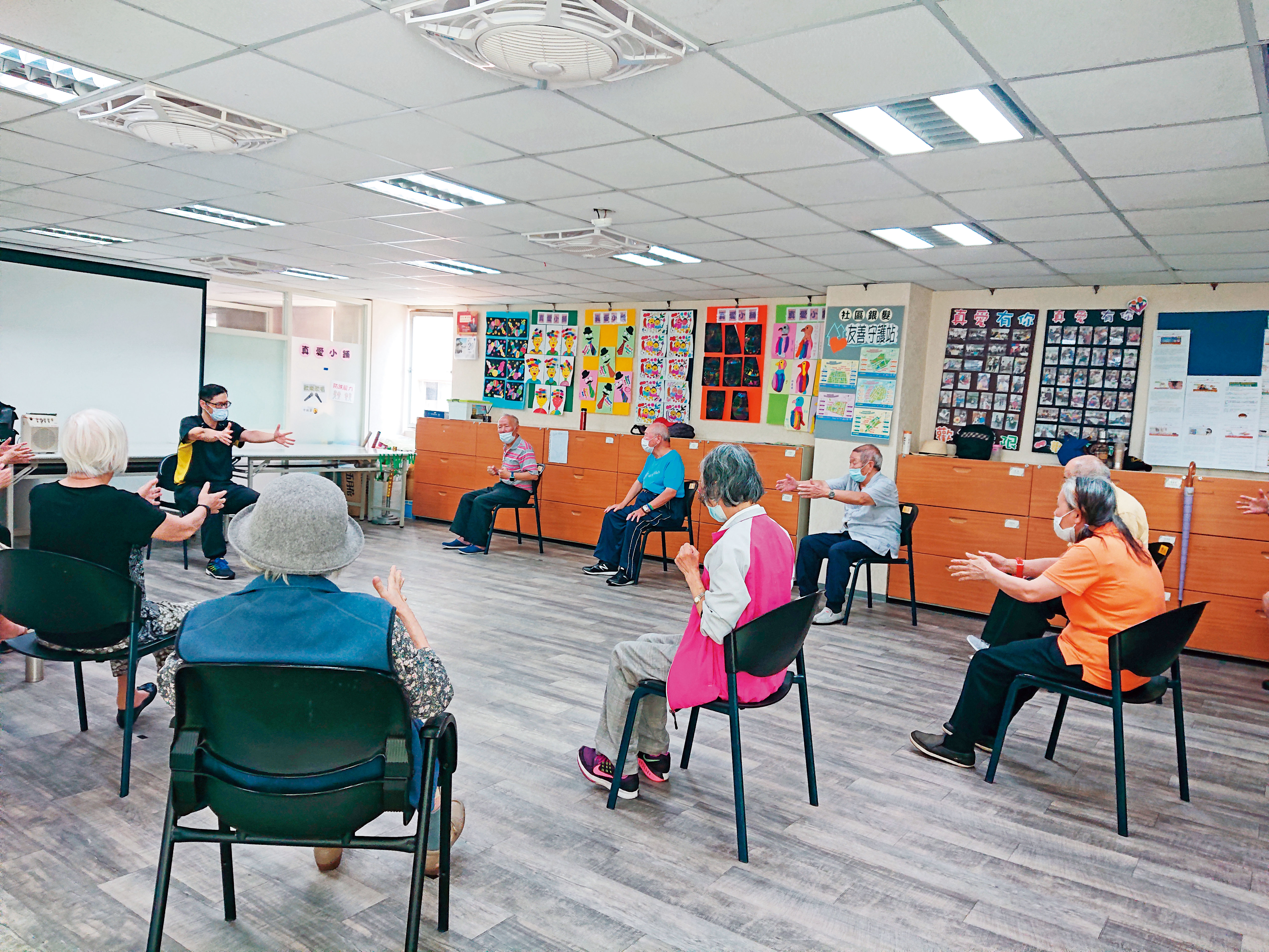 失智社區服務據點提供個案照護，亦提供照顧者支持服務。