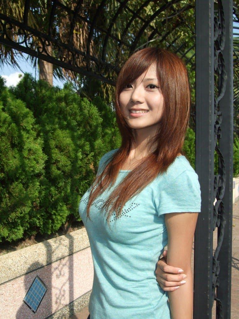「豆花妹」蔡黃汝當年的舊照日前再度引起鄉民熱烈討論。(翻攝自PTT)
