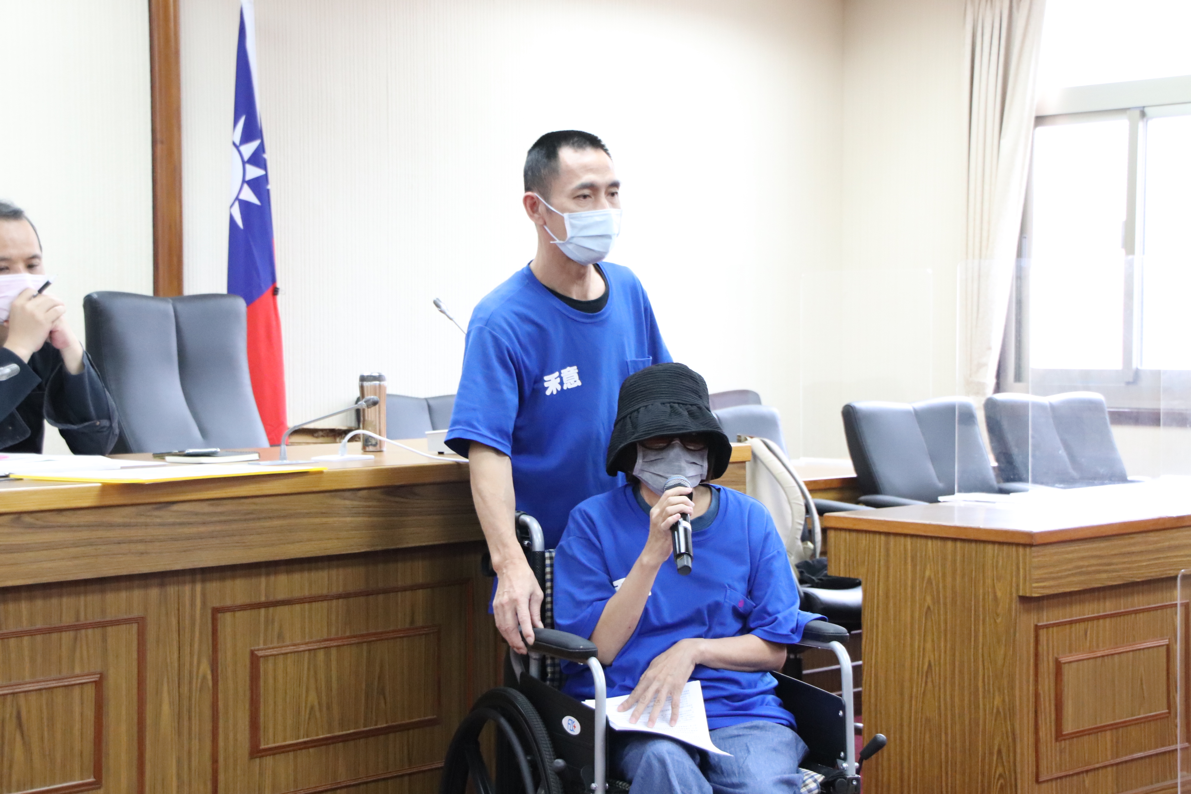 禾意的程姓員工出面控訴公司惡行。（立委洪申翰國會辦公室提供）