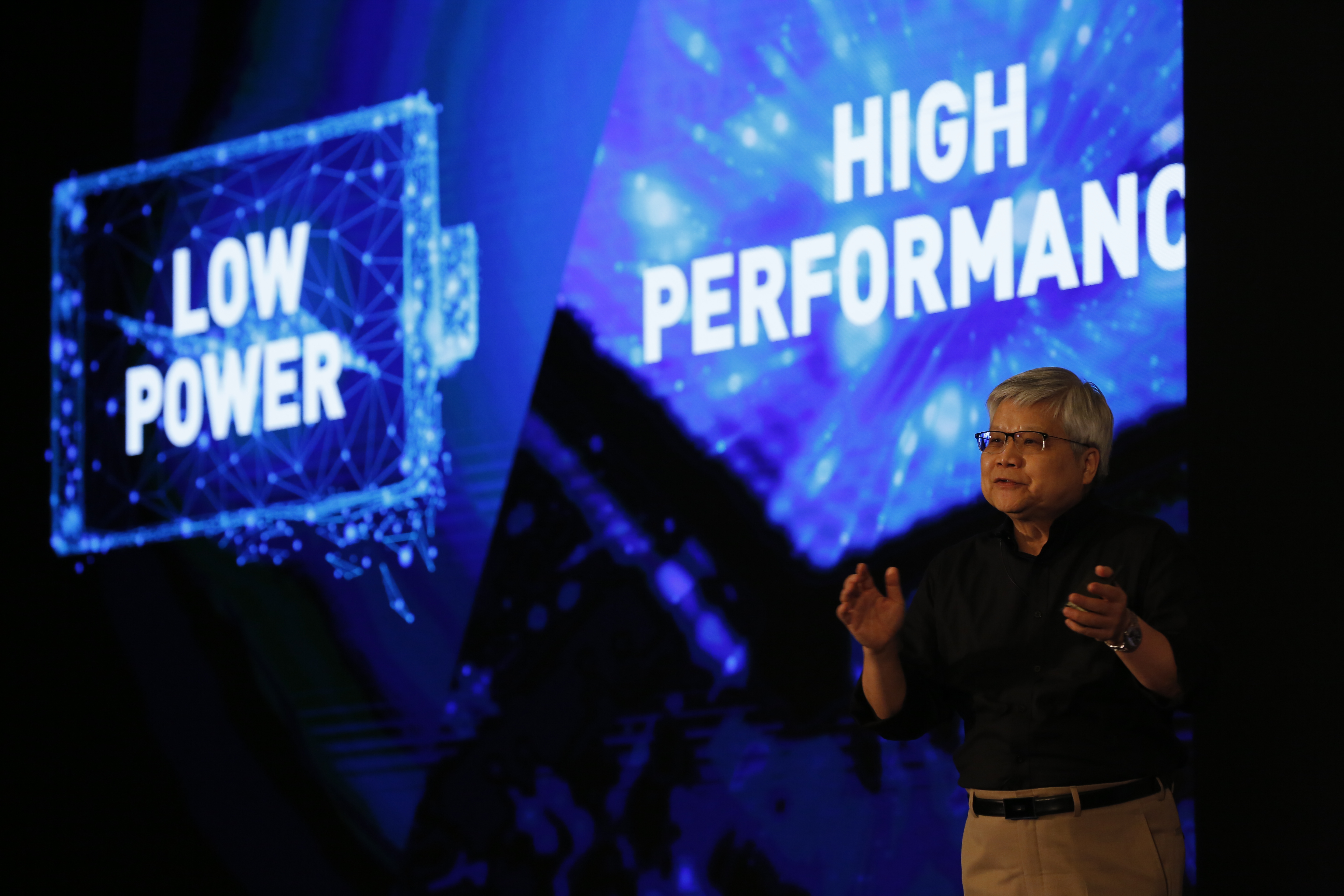 英特爾積極布局晶圓自製與代工計畫，與台積電競合引起各界關注，對此台積電總裁魏哲家則回應「我們很知道怎麼競爭」，表達對自己的信心。（本刊資料照）