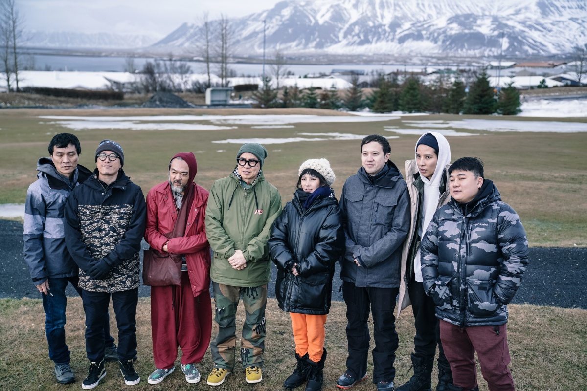 何超儀新作《尋找極致的喜悅：火與冰》是與「喜劇大師」詹瑞文及她的樂團「何超與海膽仔」好友LMF樂隊的MC仁等一群香港音樂人遠赴冰島的音樂及精神探索之旅。（852 Films提供）