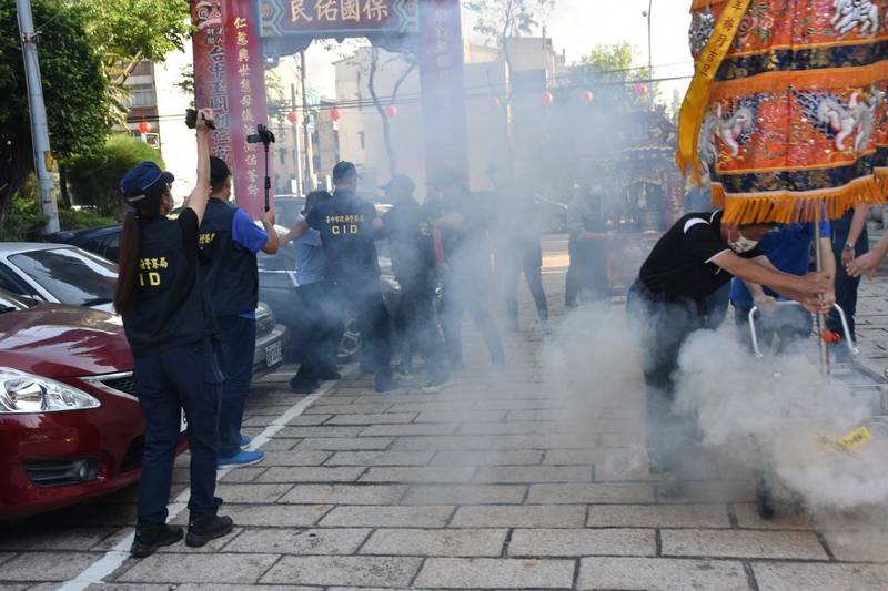 烏日警分局借來一頂神轎進行模擬防搶轎演練。（翻攝畫面）