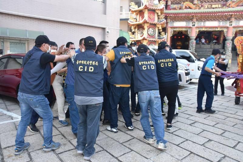 部分刑警扮演搶轎的黑道份子，演練相當逼真。（翻攝畫面）