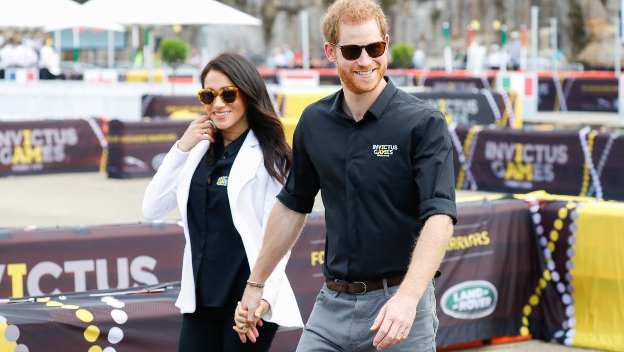 哈利王子與妻子梅根已於14日在溫莎拜見英國女王。（翻攝scobie推特）