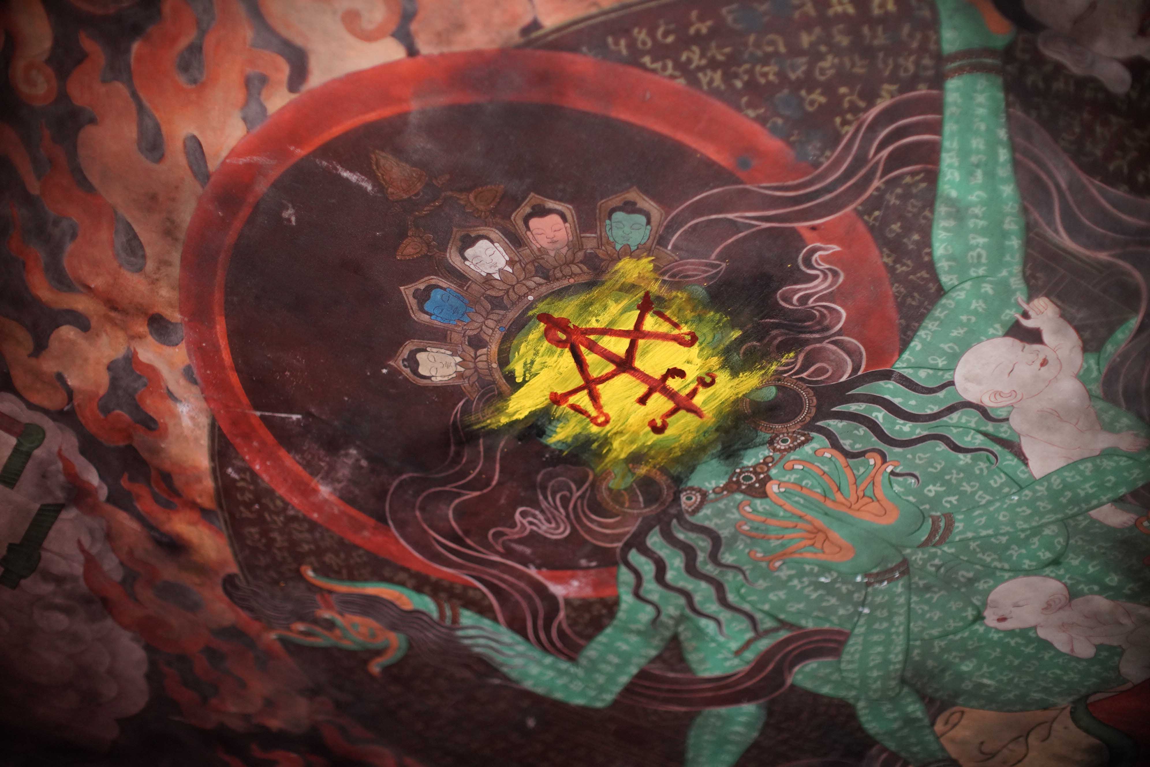 《咒》導演柯孟融特別找來專門修復廟宇、佛像的專家方駿閔，來繪畫製作佛母畫像。（牽猴子提供）