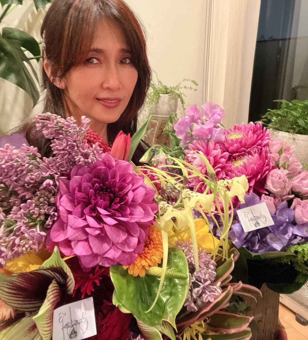 工藤靜香手抱多束花束,將自己生日的喜悅與4月壽星們一起分享。(翻攝工藤靜香IG)