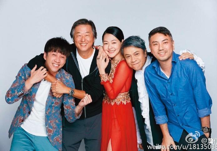 王偉忠(左二)在詹仁雄(右一)眼中是師祖也是事業伙伴,兩人和陳漢典(左起)、小S、蔡康永合作的《康熙來了》是談話節目的經典。(翻攝自詹仁雄微博)