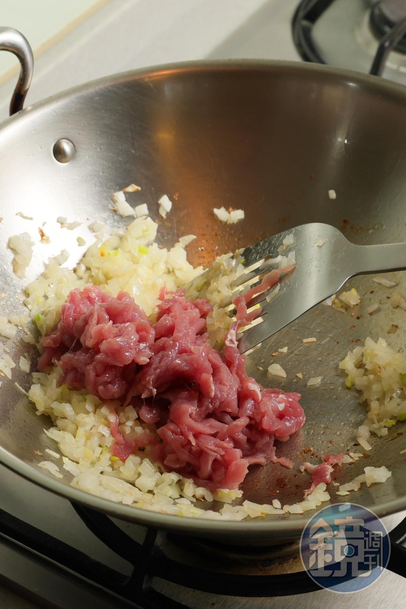 加入肉絲拌炒。