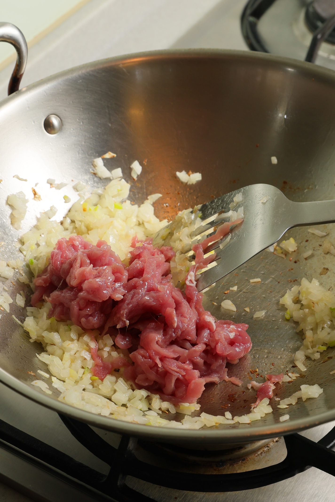加入肉絲拌炒。