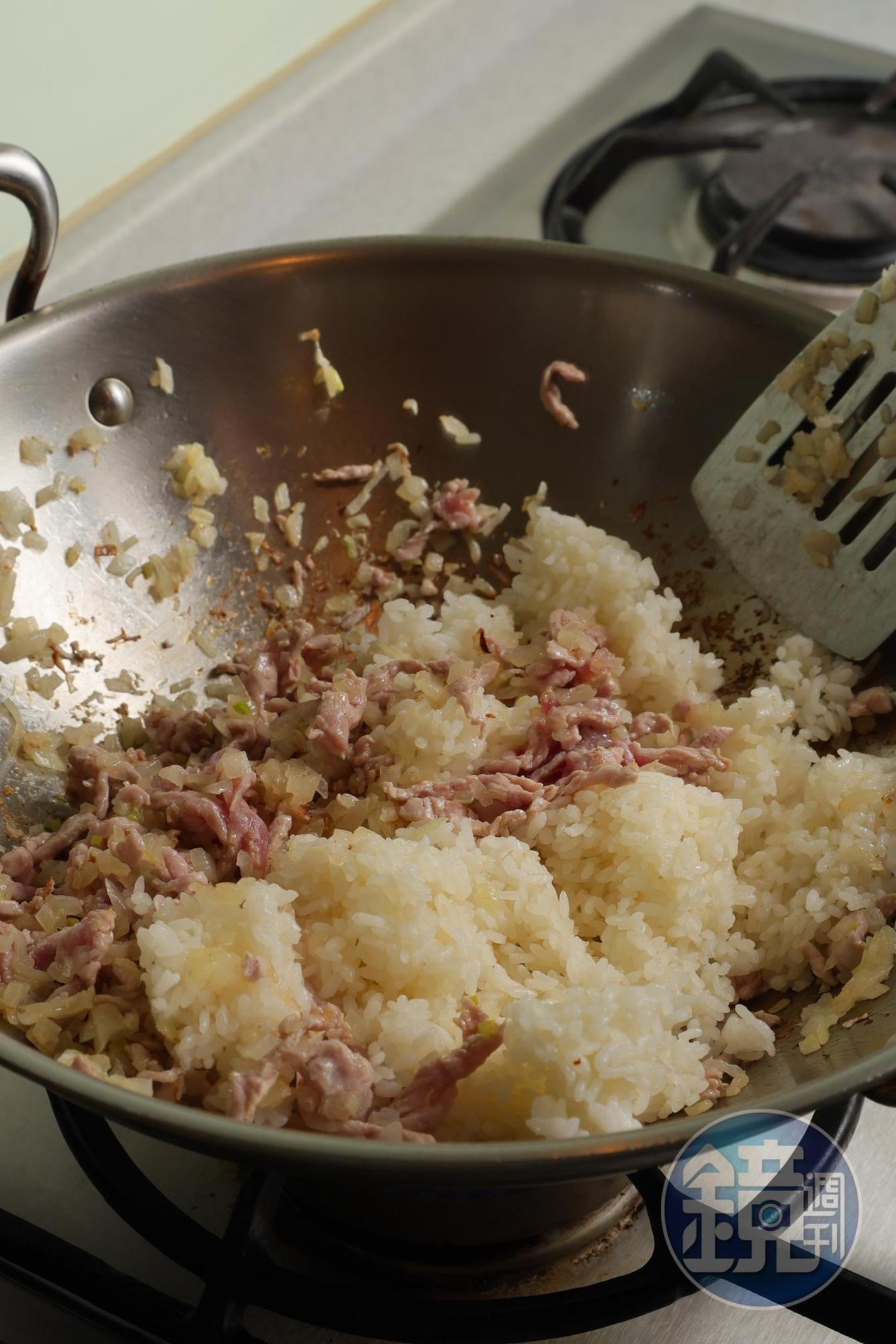 放入白飯同炒。