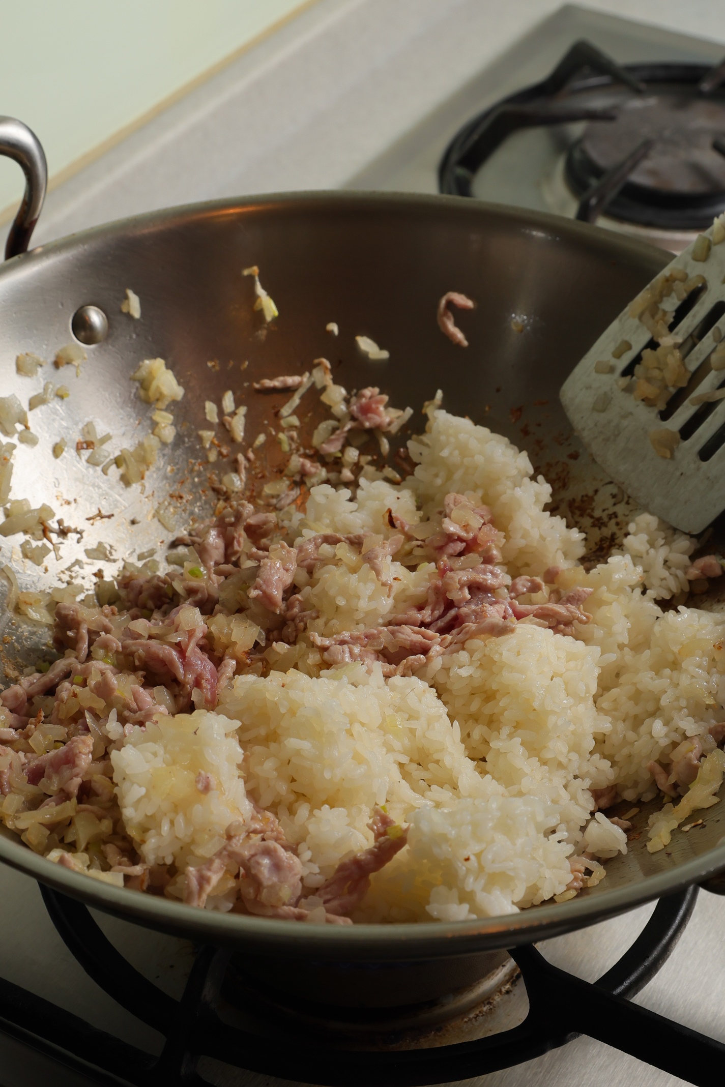 放入白飯同炒。