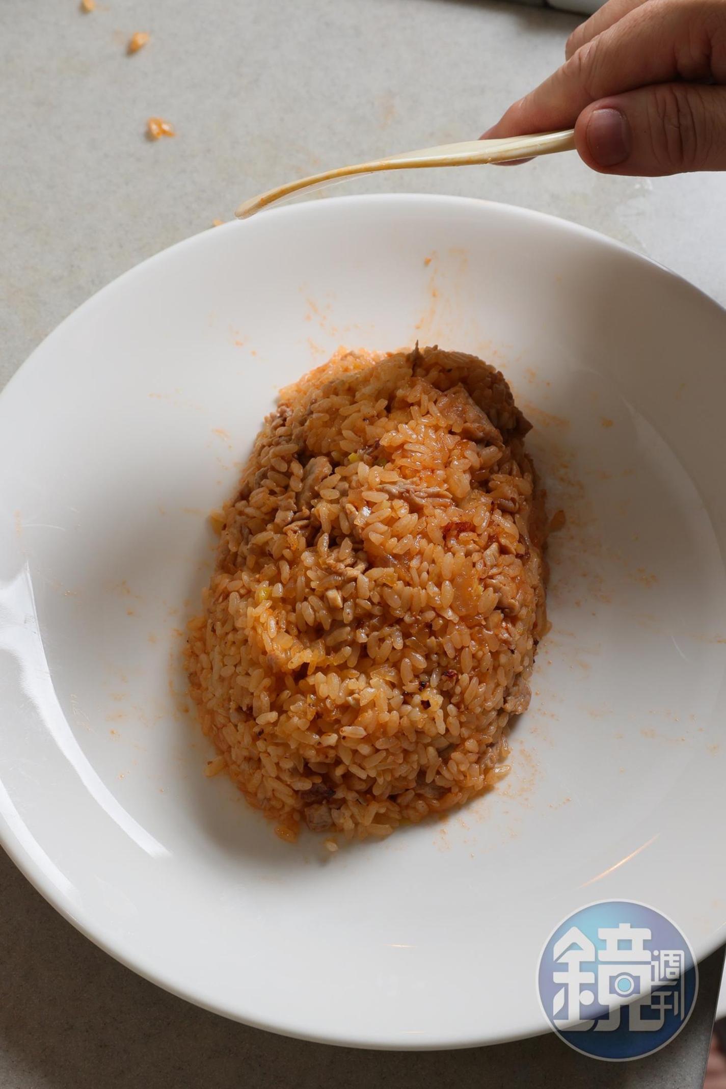 把炒飯排成橢圓形。
