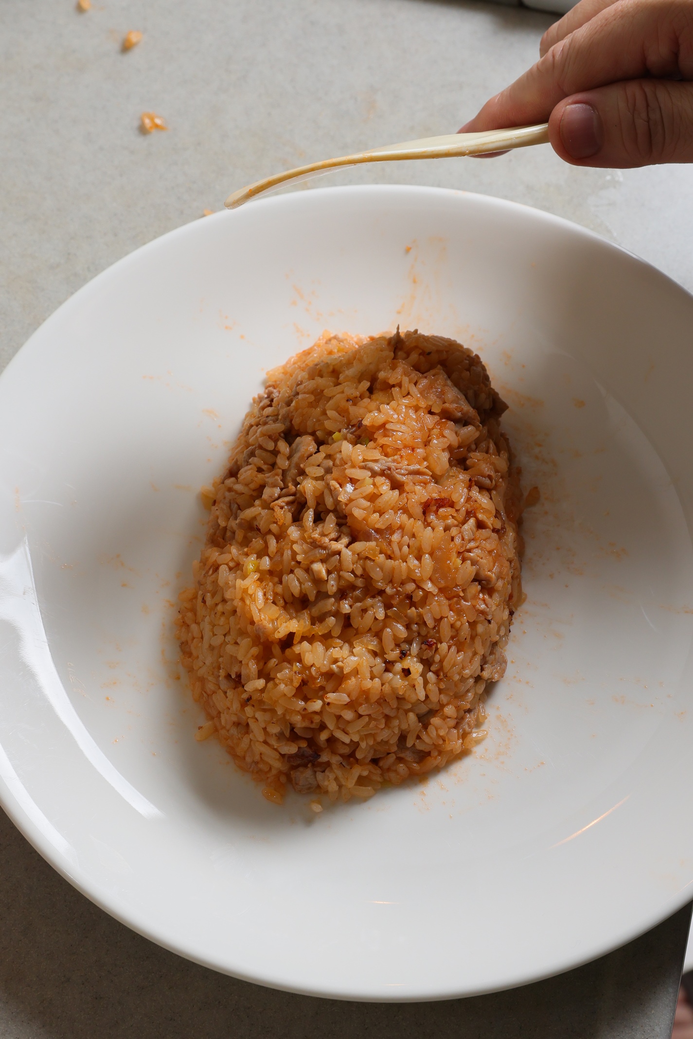 把炒飯排成橢圓形。