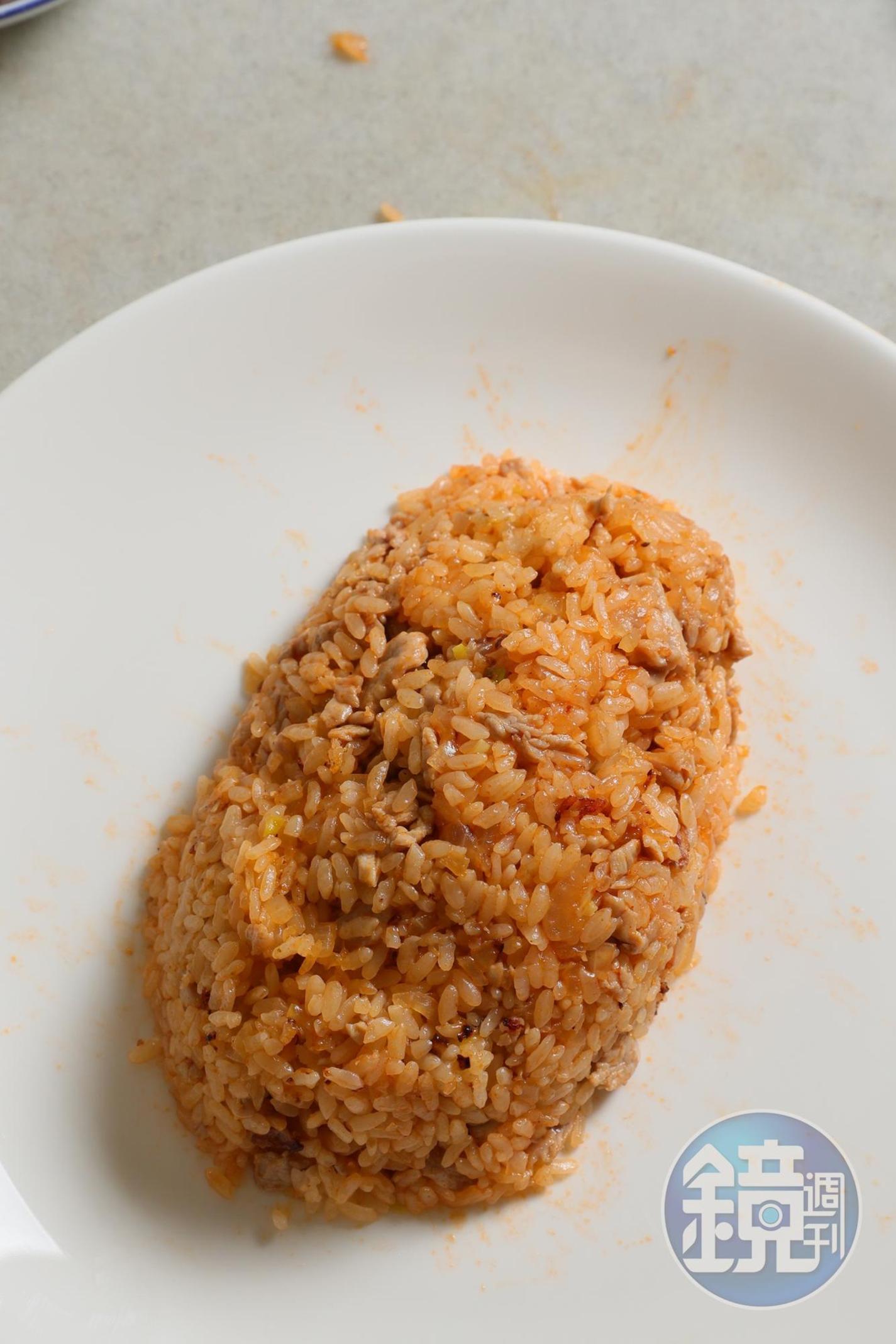 另一盤炒飯也塑成橢圓形。