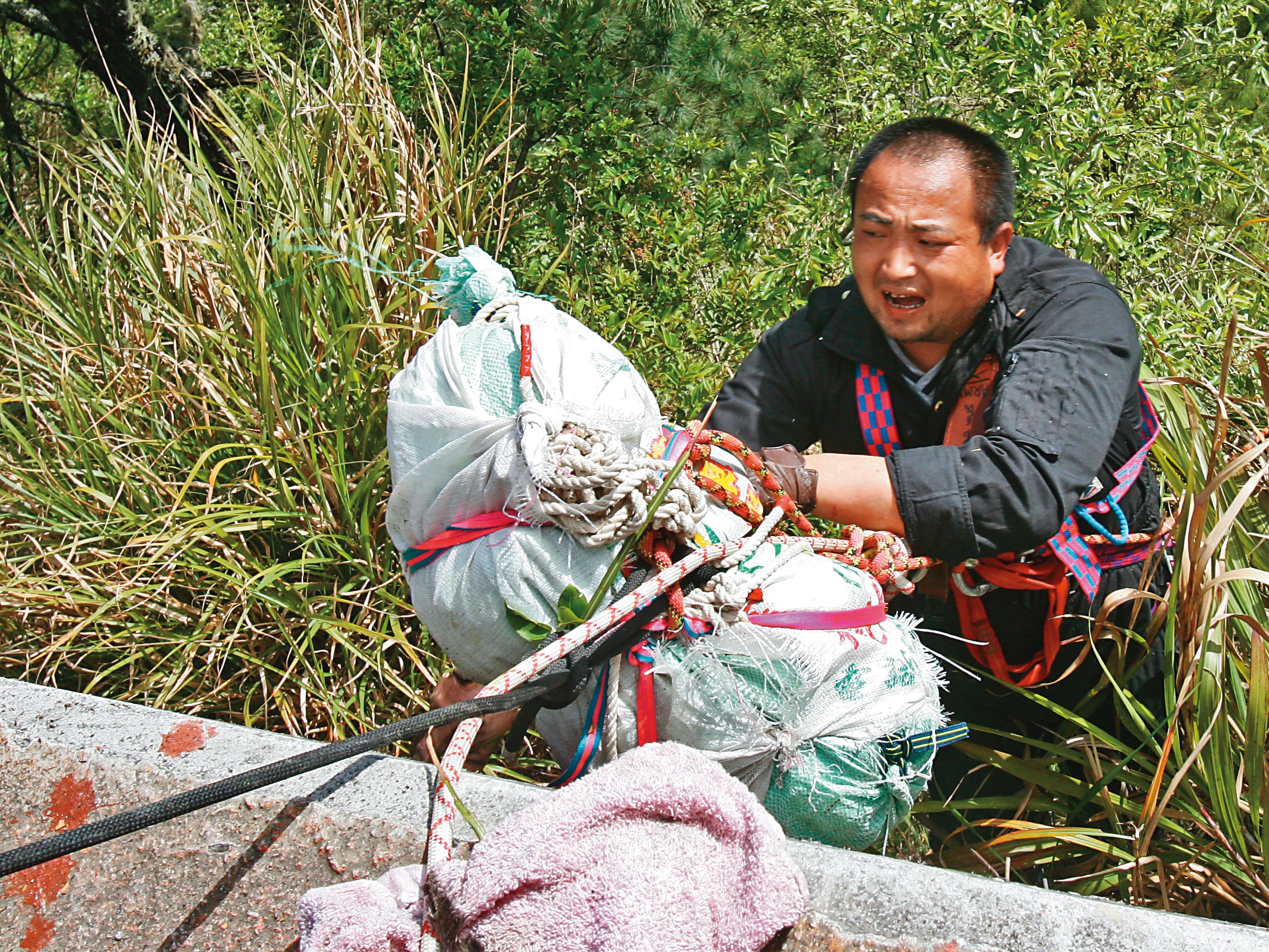 警方花了2天,終於在合歡山谷尋獲陳女屍體,並吊掛至中橫公路。