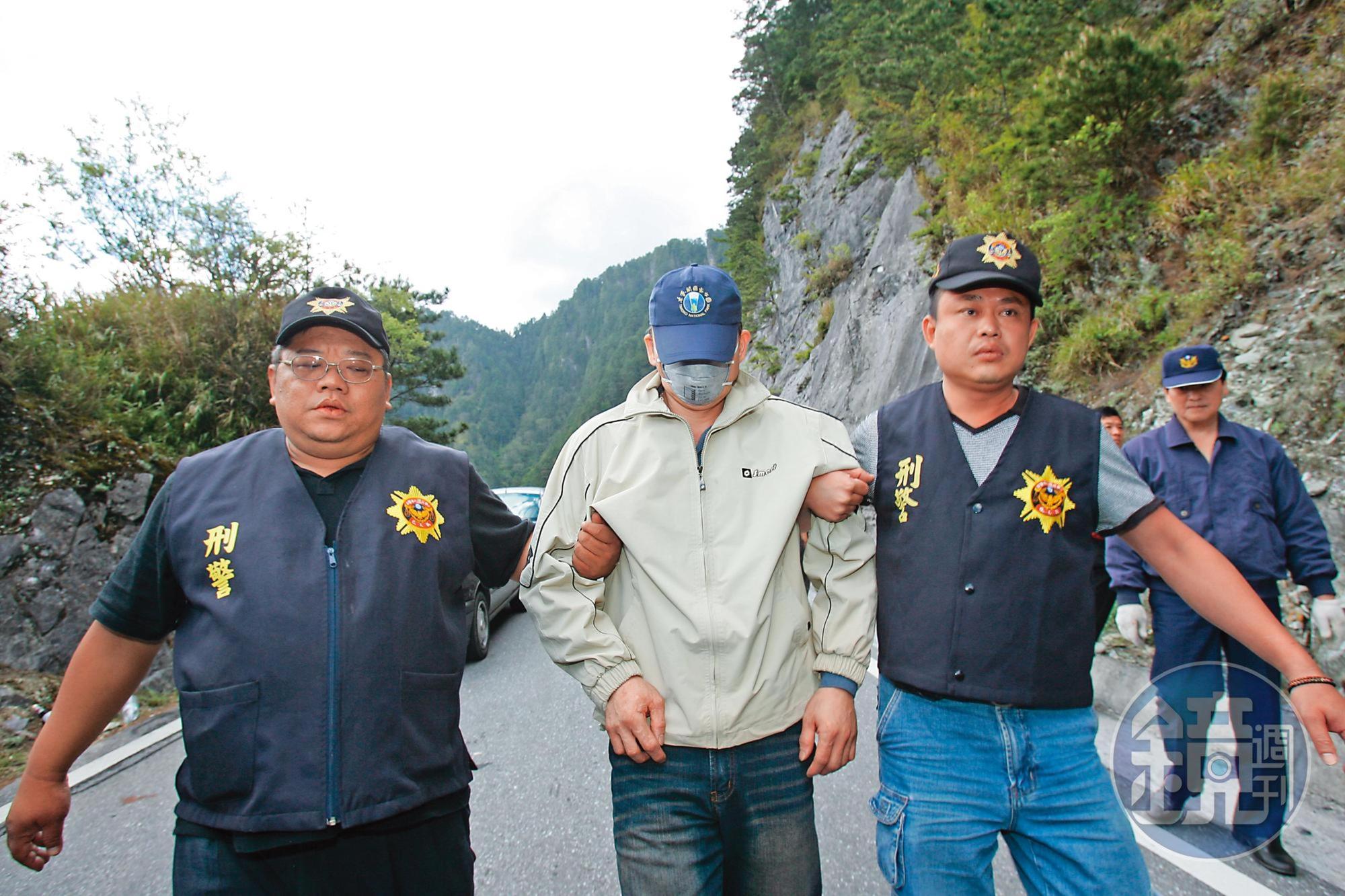 警方認定黃清波(中)涉嫌重大,將他帶至合歡山區尋找陳女屍體。
