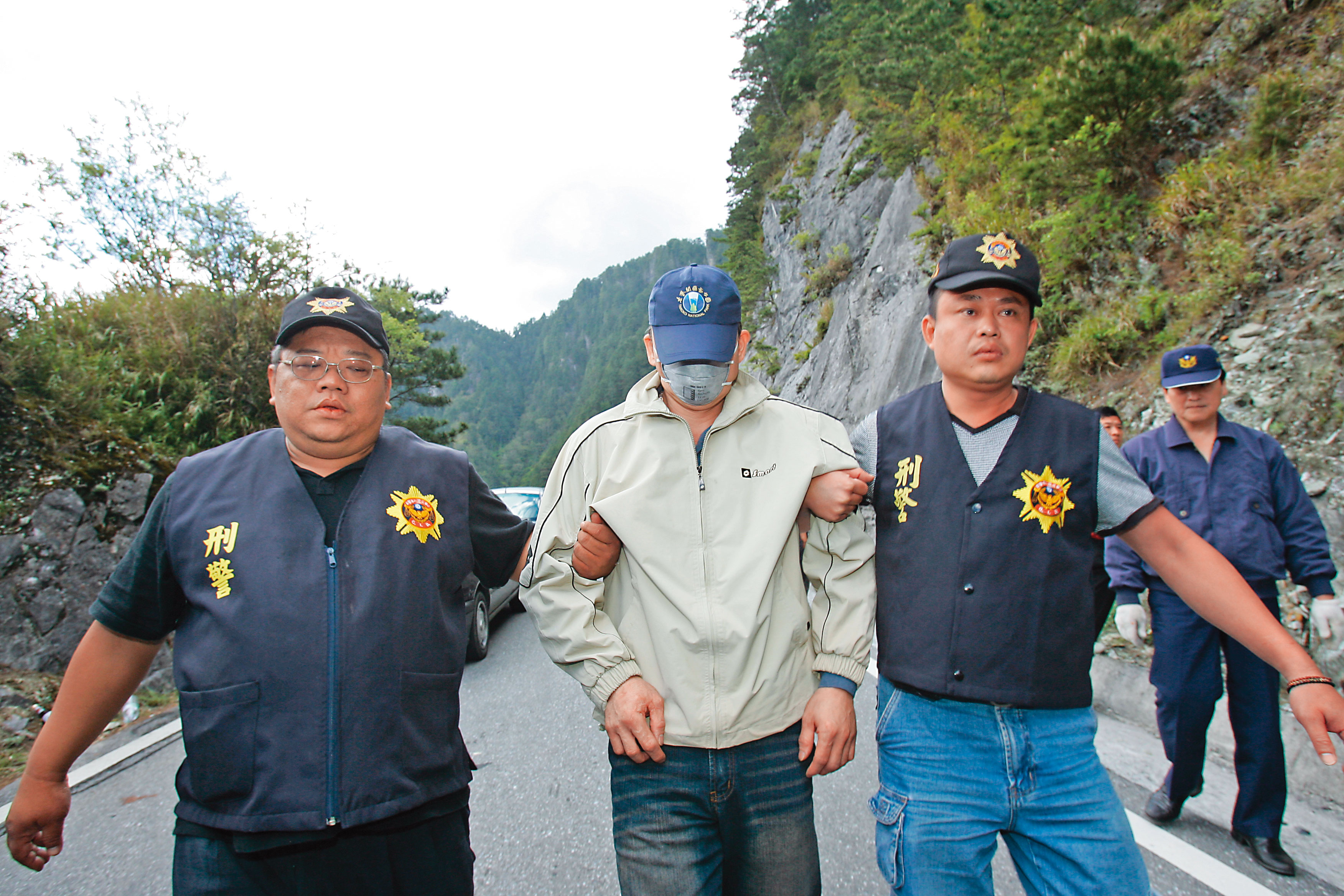 警方認定黃清波（左）涉嫌重大，將他帶至合歡山區尋找陳女屍體。