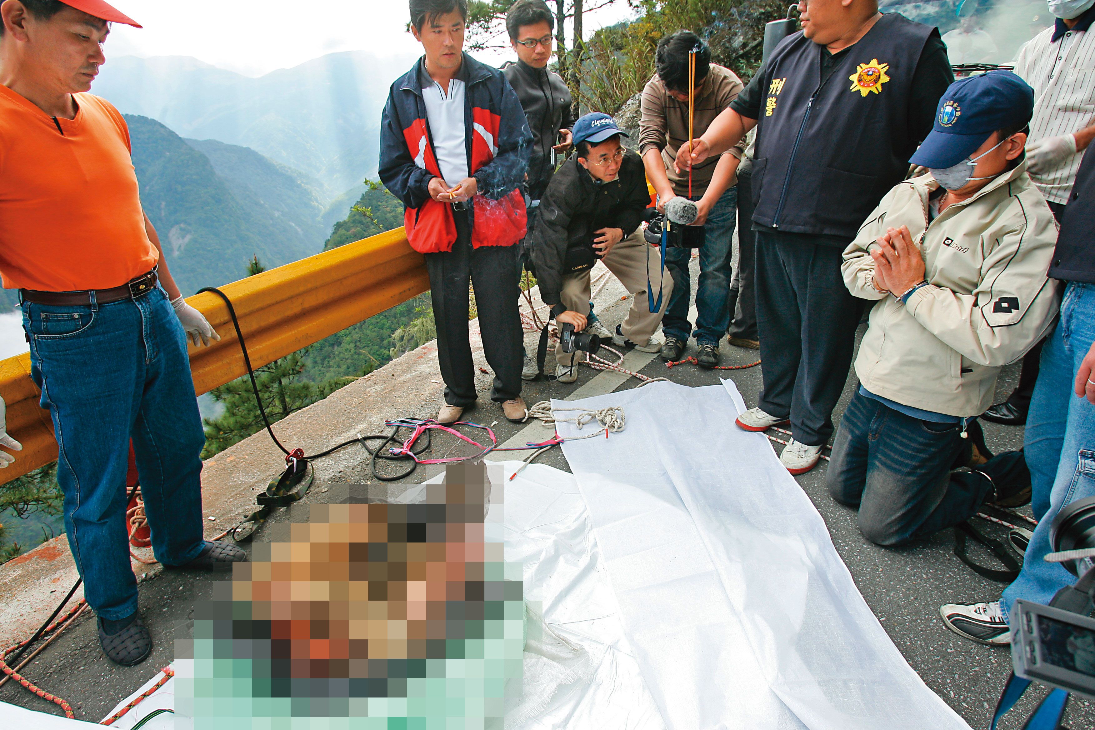 陳女屍體被尋獲時，正好是死後七七四十九天，凶手黃清波（右）當場下跪道歉。