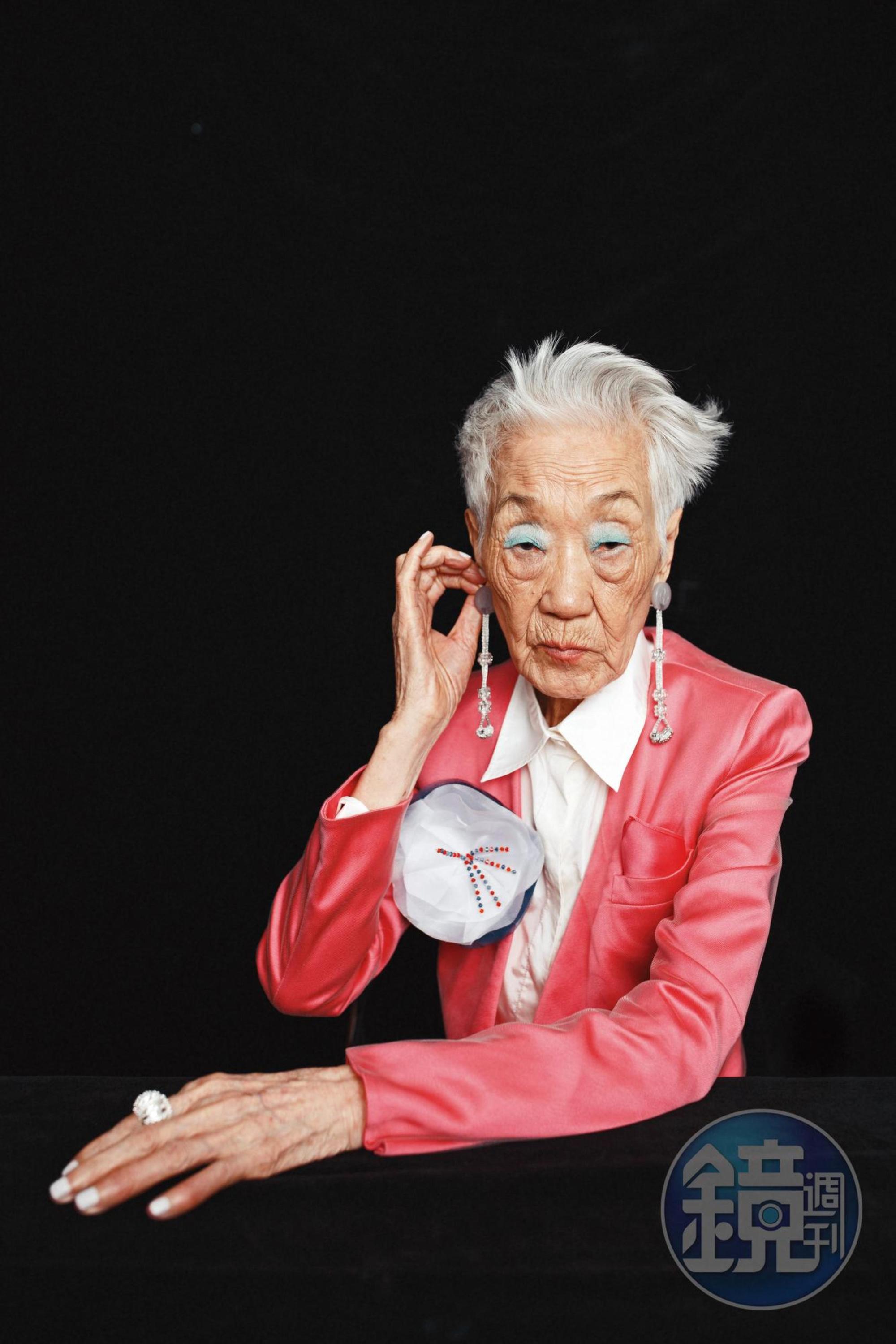 桃紅色附胸花紗面西裝外套，NT$146,800，by Giorgio Armani；白色襯衫，價格店洽，by VALENTINO；銀色繩結耳環，價格店洽，by Giorgio Armani；Fern純銀立體蕨葉鋯石戒指，NT$25,600，by BOTTEGA VENETA。