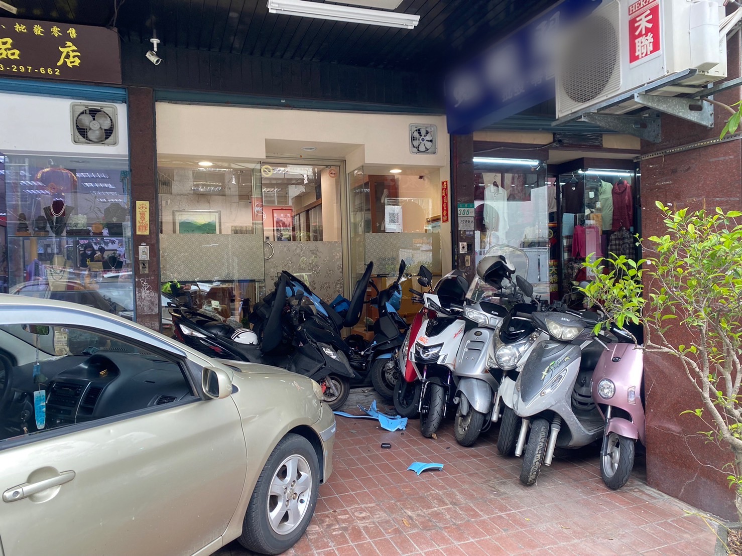 停在騎樓的9台機車遭波及，車主將對老翁求償。（翻攝畫面）