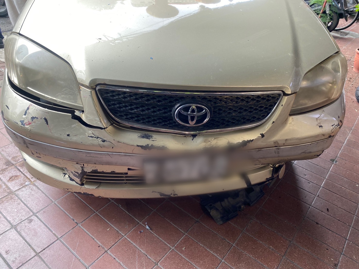 肇事車輛車頭因撞擊力毀損。（翻攝畫面）