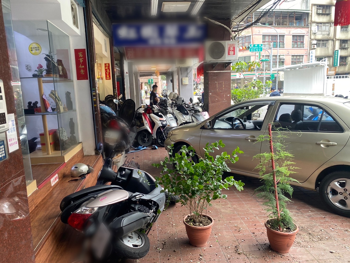 莊姓老翁誤踩油門，整部車撞進騎樓裡。（翻攝畫面）