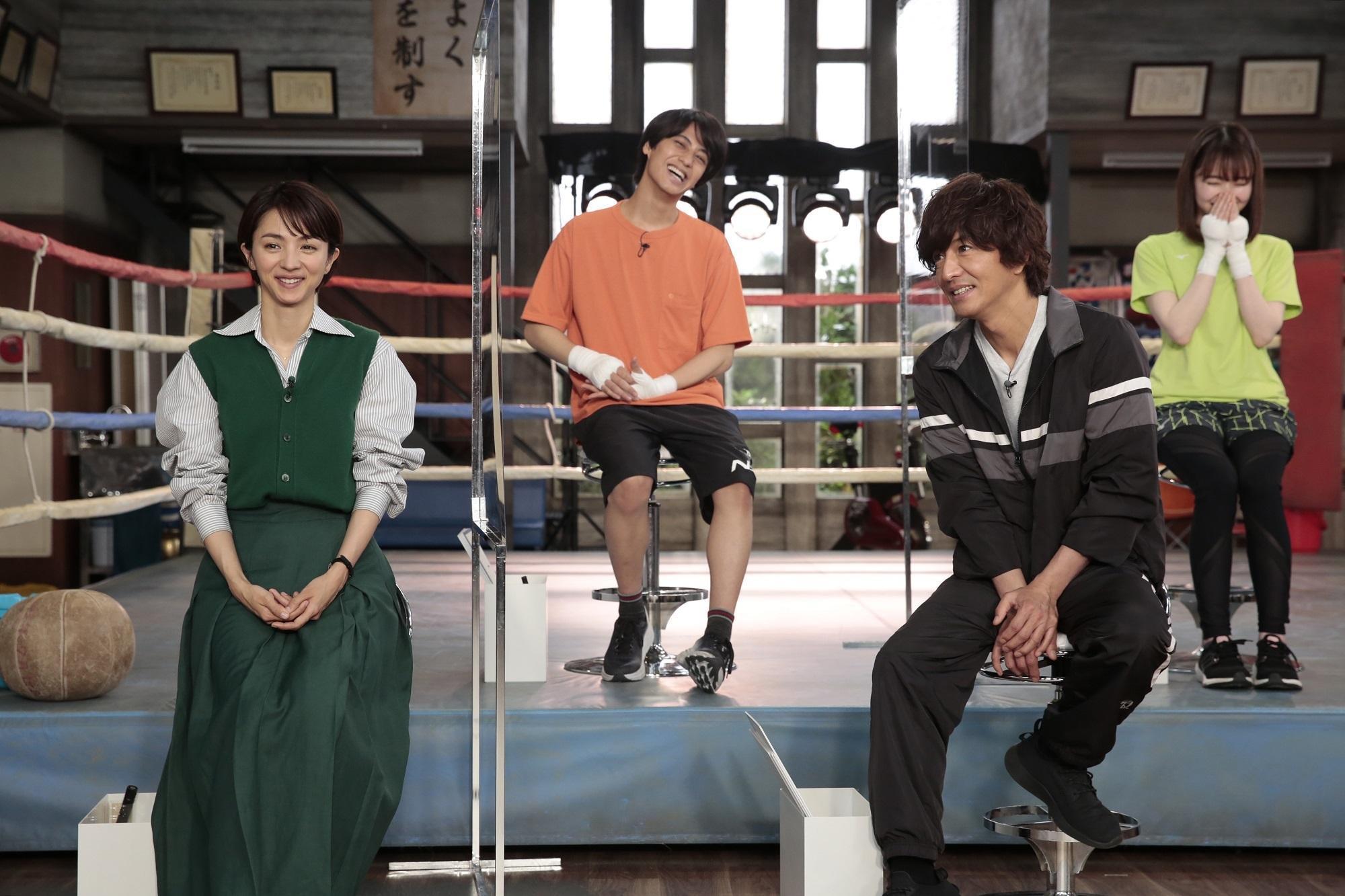 木村拓哉(前排右)和滿島光(前排左)相隔12年再合作,滿島光透露木村是個有趣的人。(翻攝自朝日電視台)