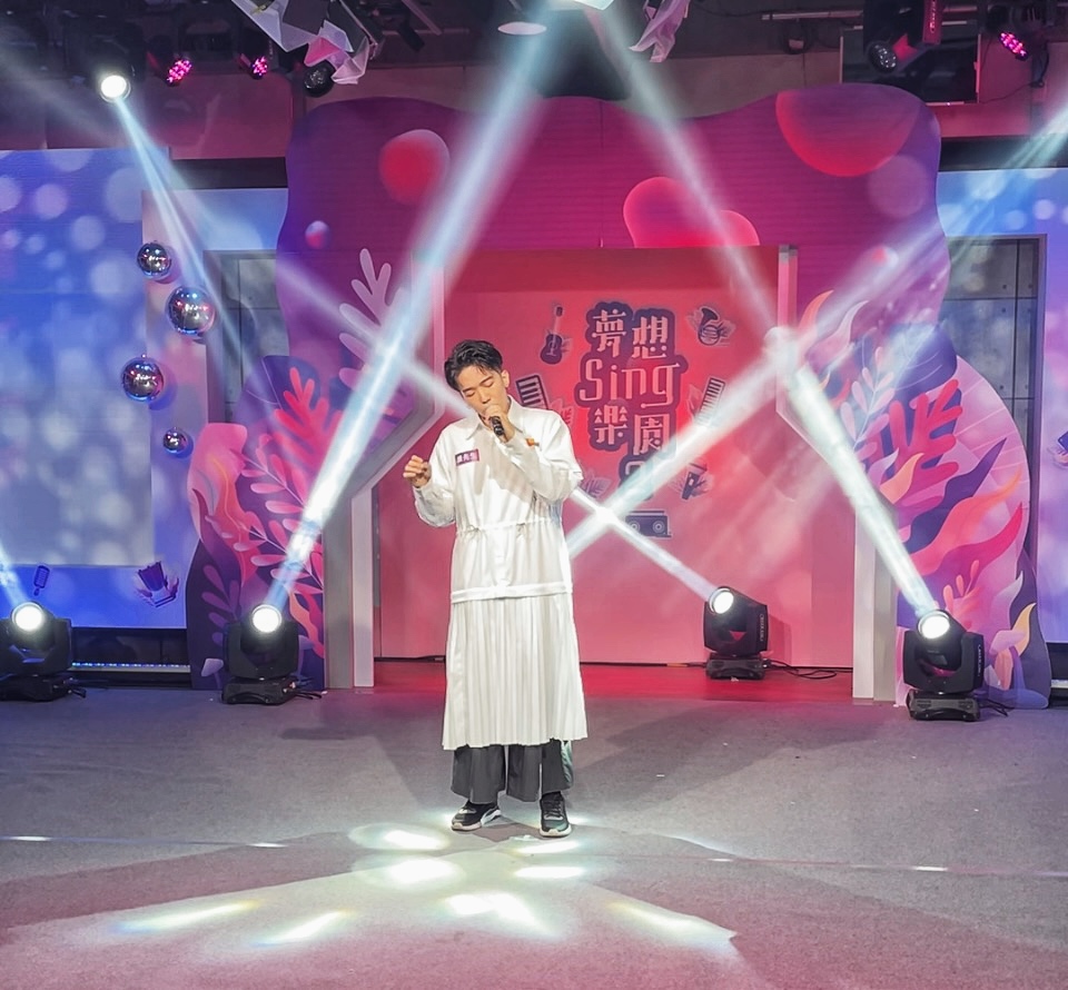 嚴先生以無性別裝扮登場。（17LIVE提供）