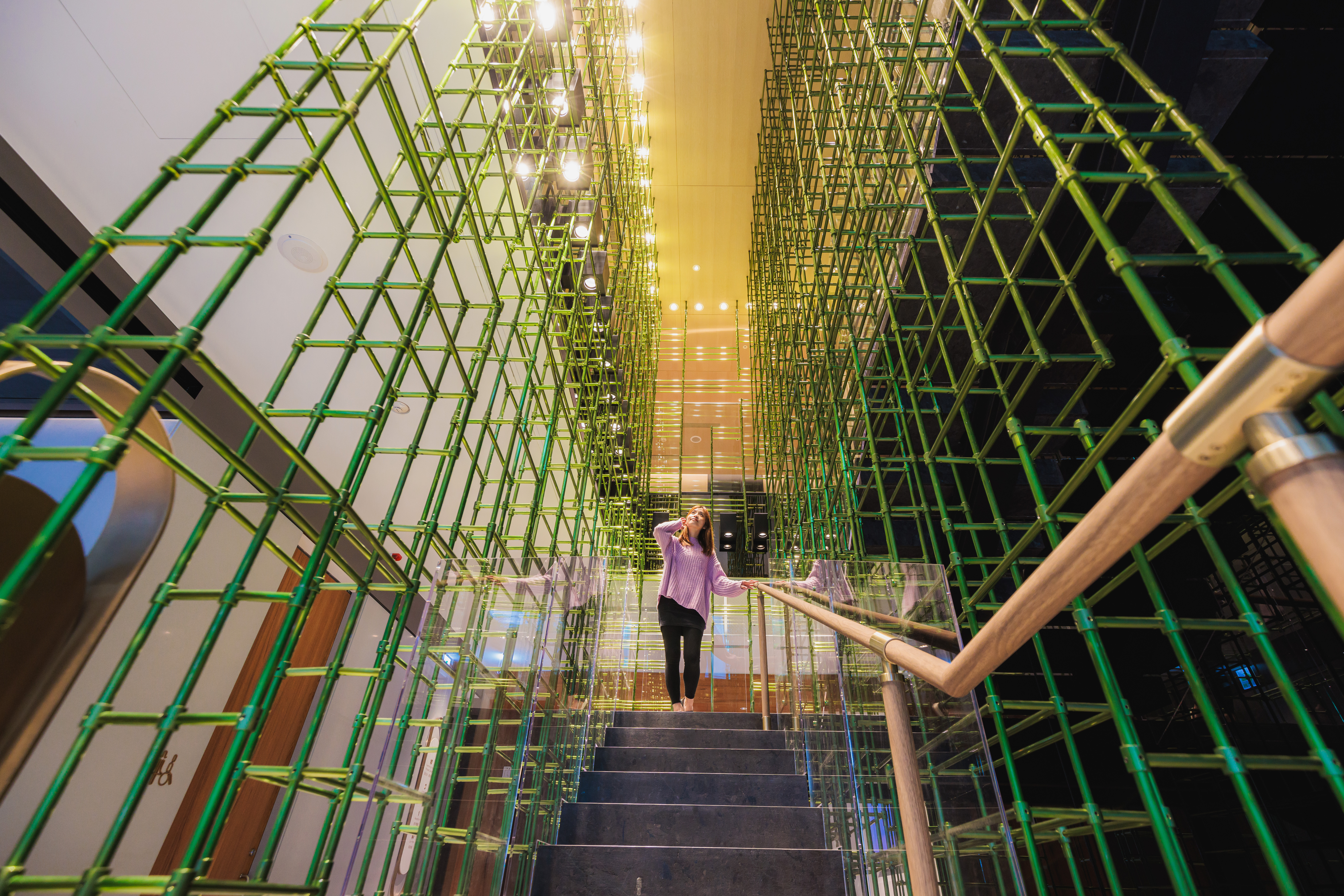 貫穿寒居酒店一、二樓間的藝術造景，呈現都會中難得一見的竹林綠意。