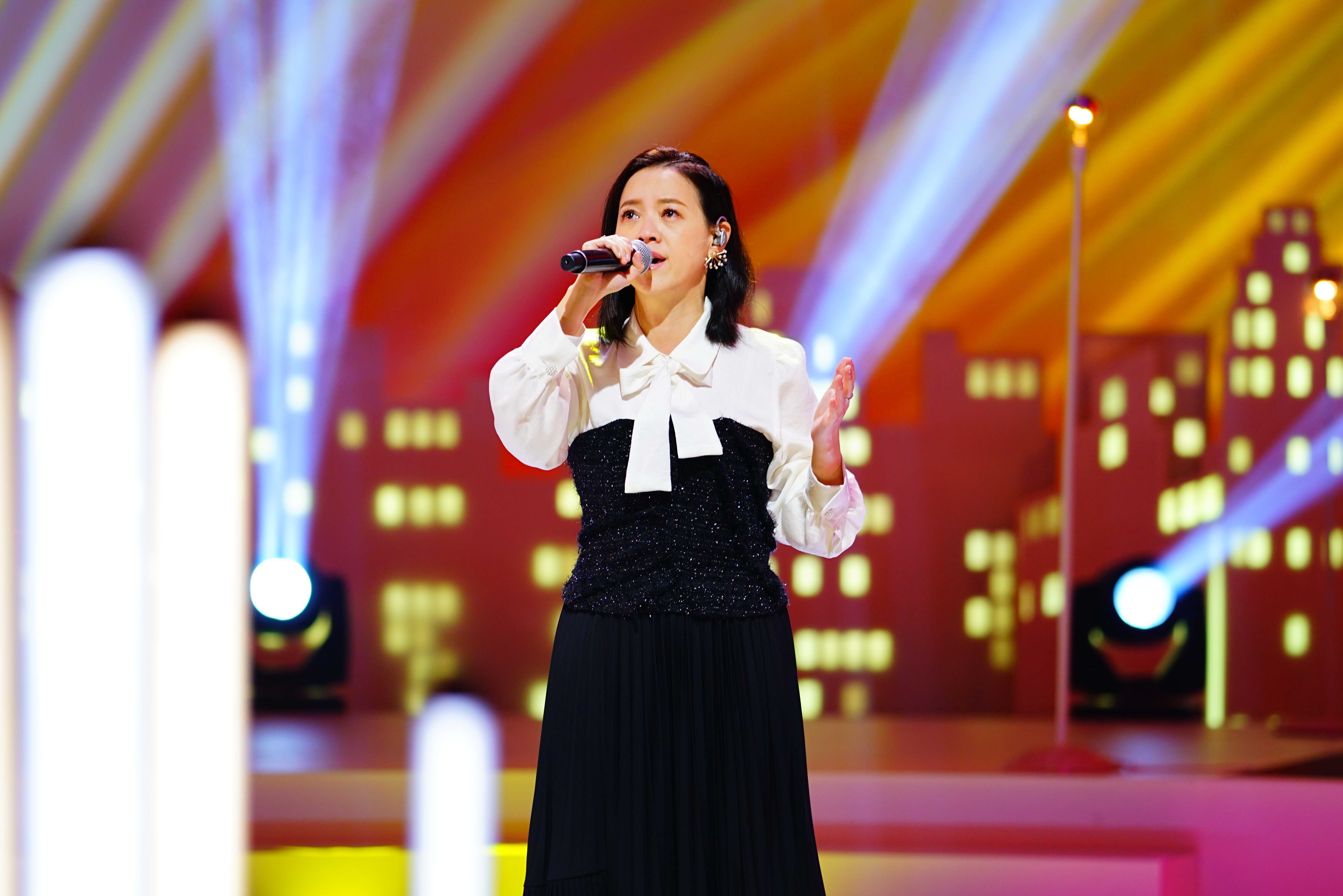 曾寶儀在《 姐妹們的音樂萬萬歲》演唱時想起了故人阿怪，紅了眼框。（公視提供）