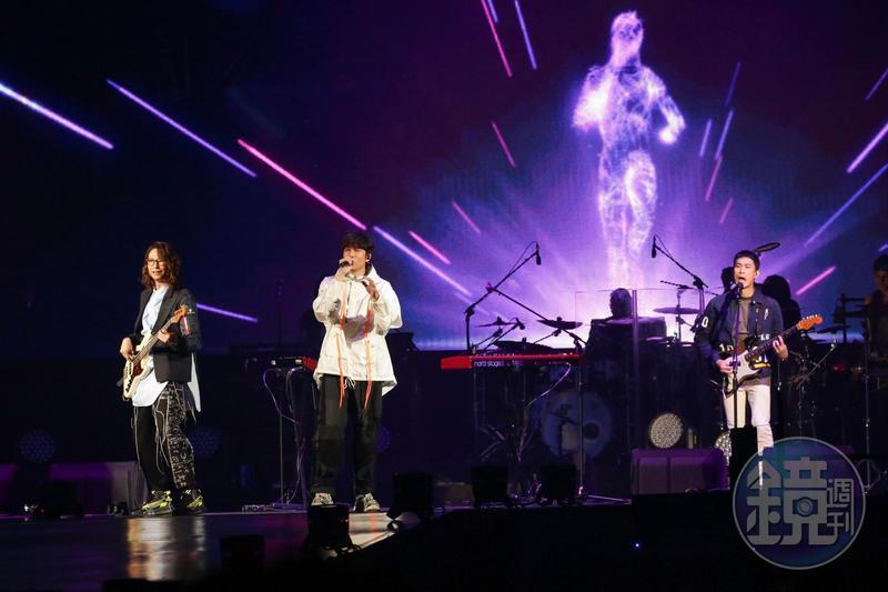 小玉2020年在宇宙人的演唱會上,當著萬名歌迷甜讚女友,公開認愛。