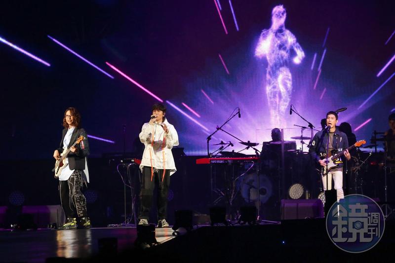 小玉2020年在宇宙人的演唱會上，當著萬名歌迷甜讚女友，公開認愛。