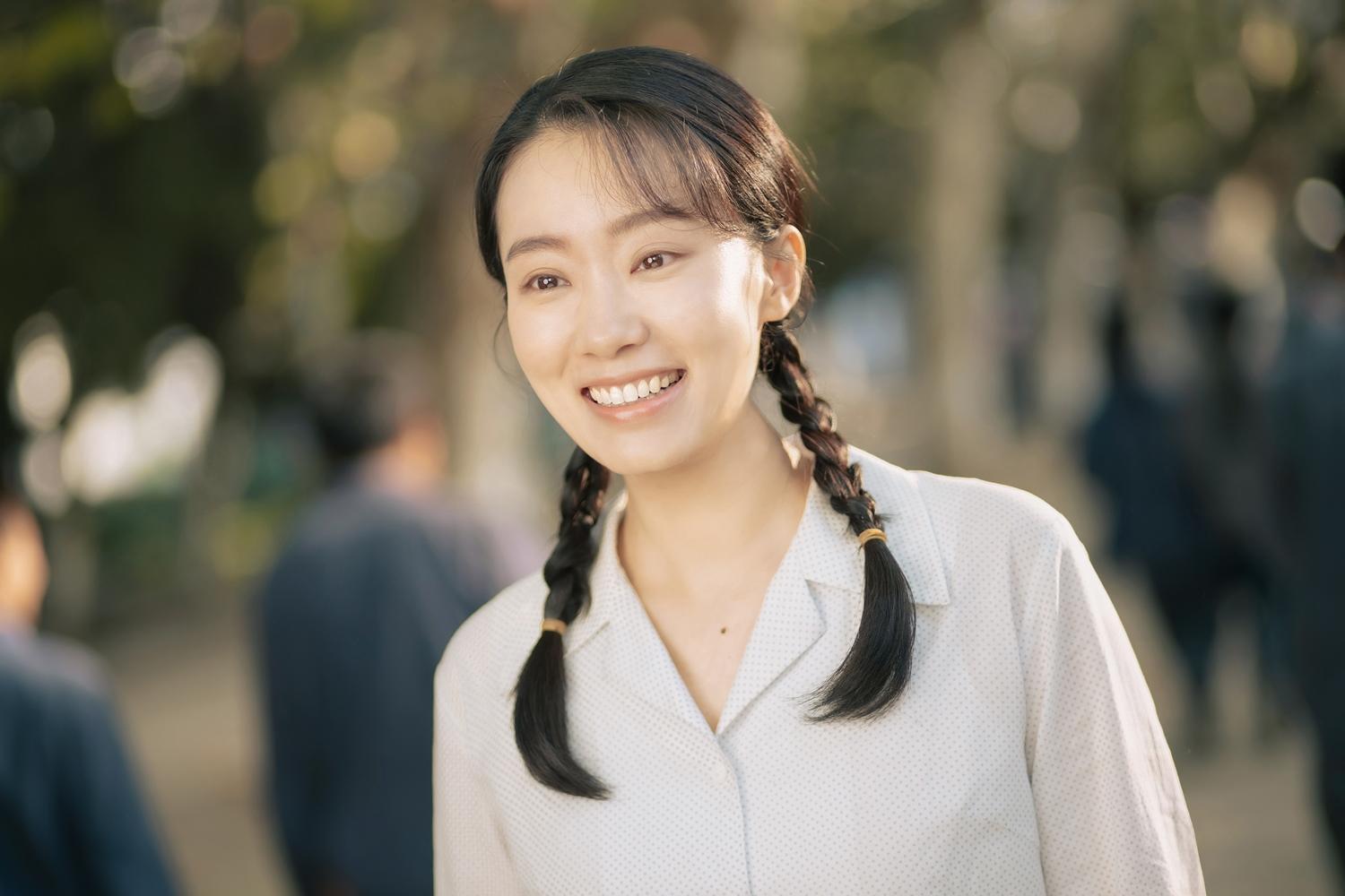 張小斐原本是默默無名小配角，因為《你好，李煥英》大翻身，成為「國民媽媽」。（車庫娛樂提供）