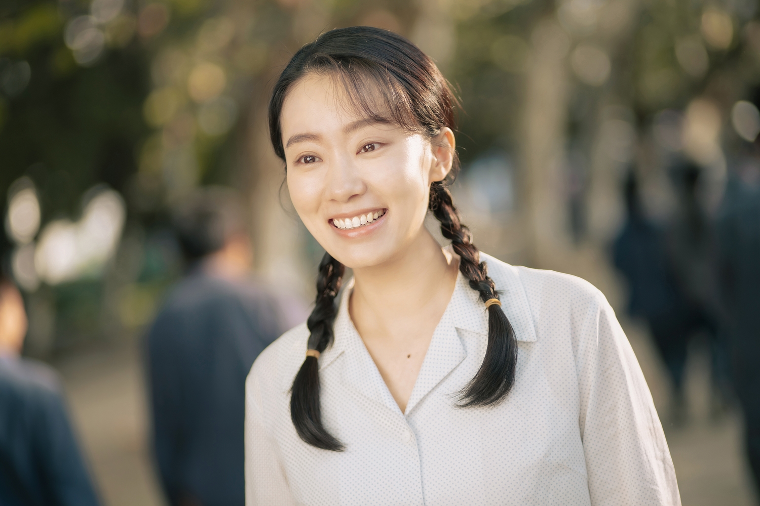 張小斐原本是默默無名小配角，因為《你好，李煥英》大翻身，成為「國民媽媽」。（車庫娛樂提供）