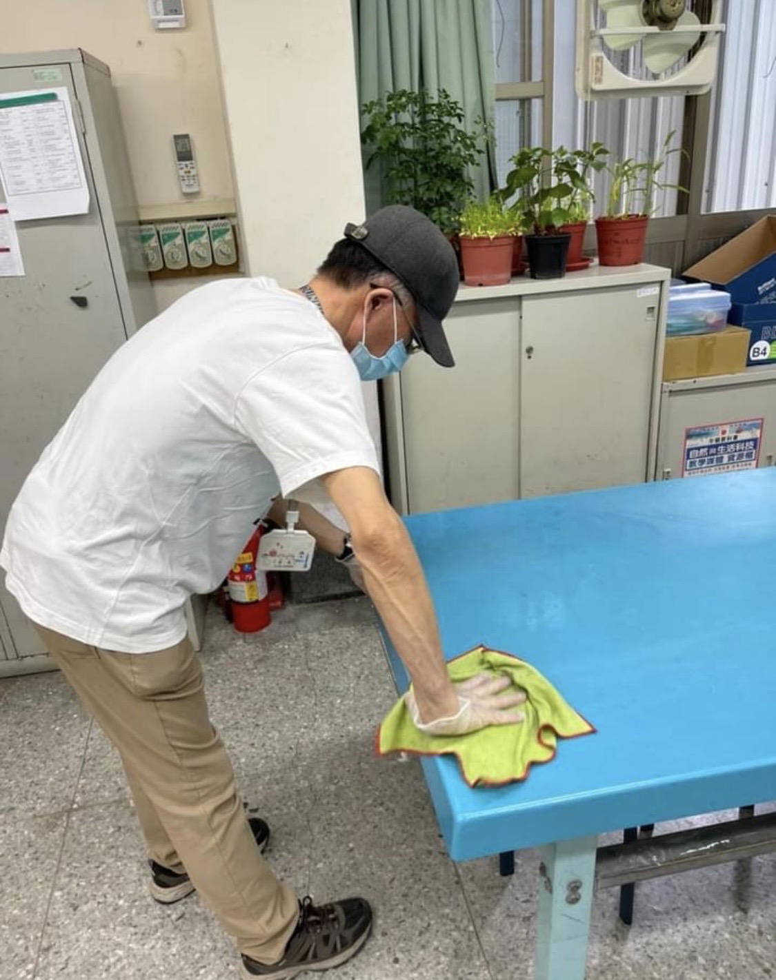 敦化國小學生確診,校內人員自己清消。(翻攝柯文賢臉書)