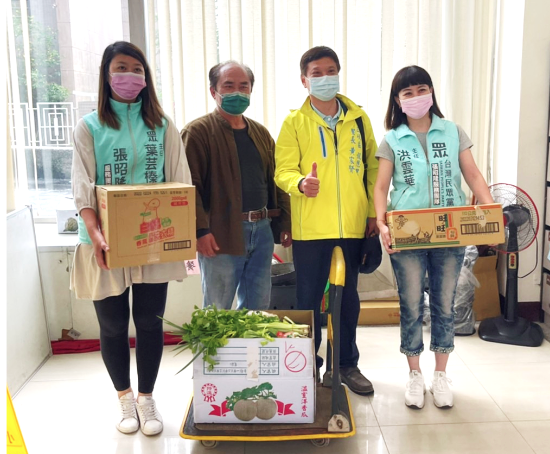林家豪服務團隊(左2)與張昭隆服務團隊(左1、右1)及該里里長(右2)一同到場關心族人,並贈送物資。(林家豪服務團隊提供)
