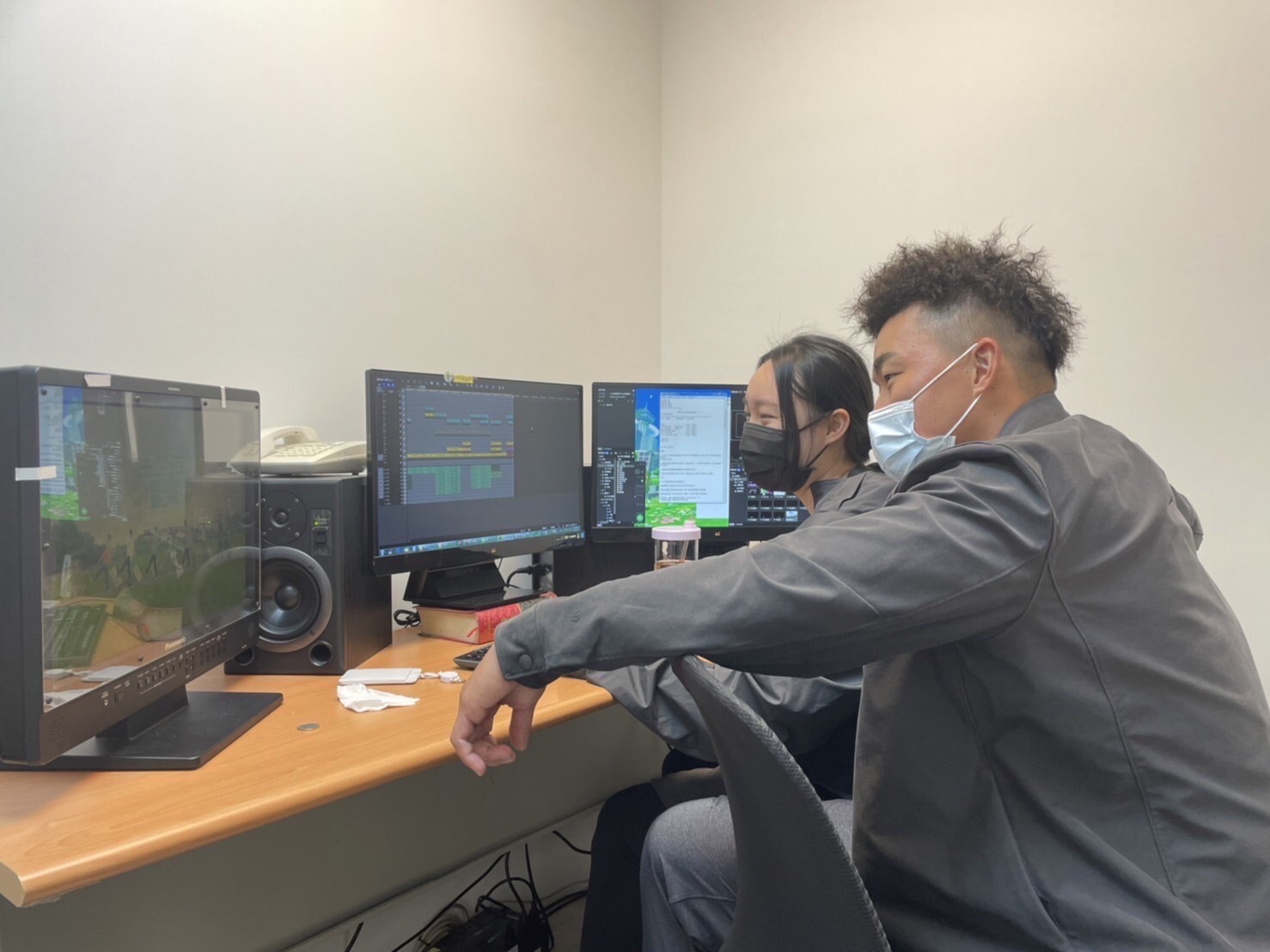 郭泓志為《全明星觀察中》進剪接室。（台視提供）