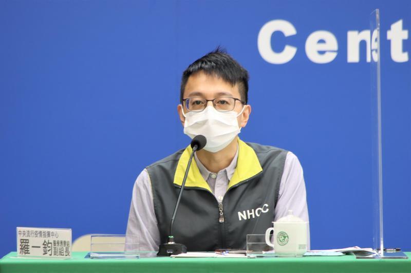 羅一鈞說明,染疫者一般常見症狀及警示徵兆。(指揮中心提供)