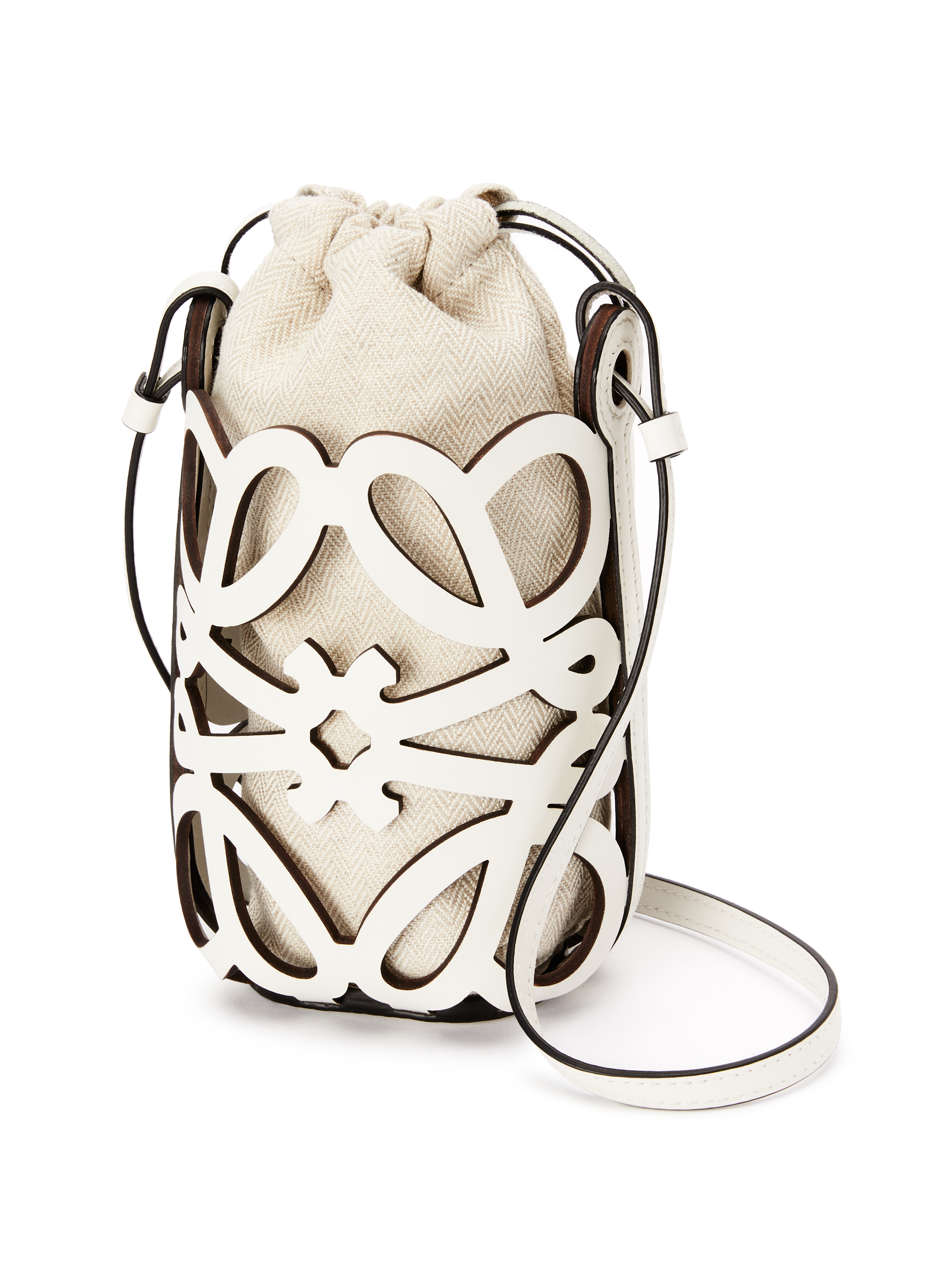 ANAGRAM白色小牛皮鏤空花紋口袋包 NT$32,000 LOEWE。（LOEWE提供）