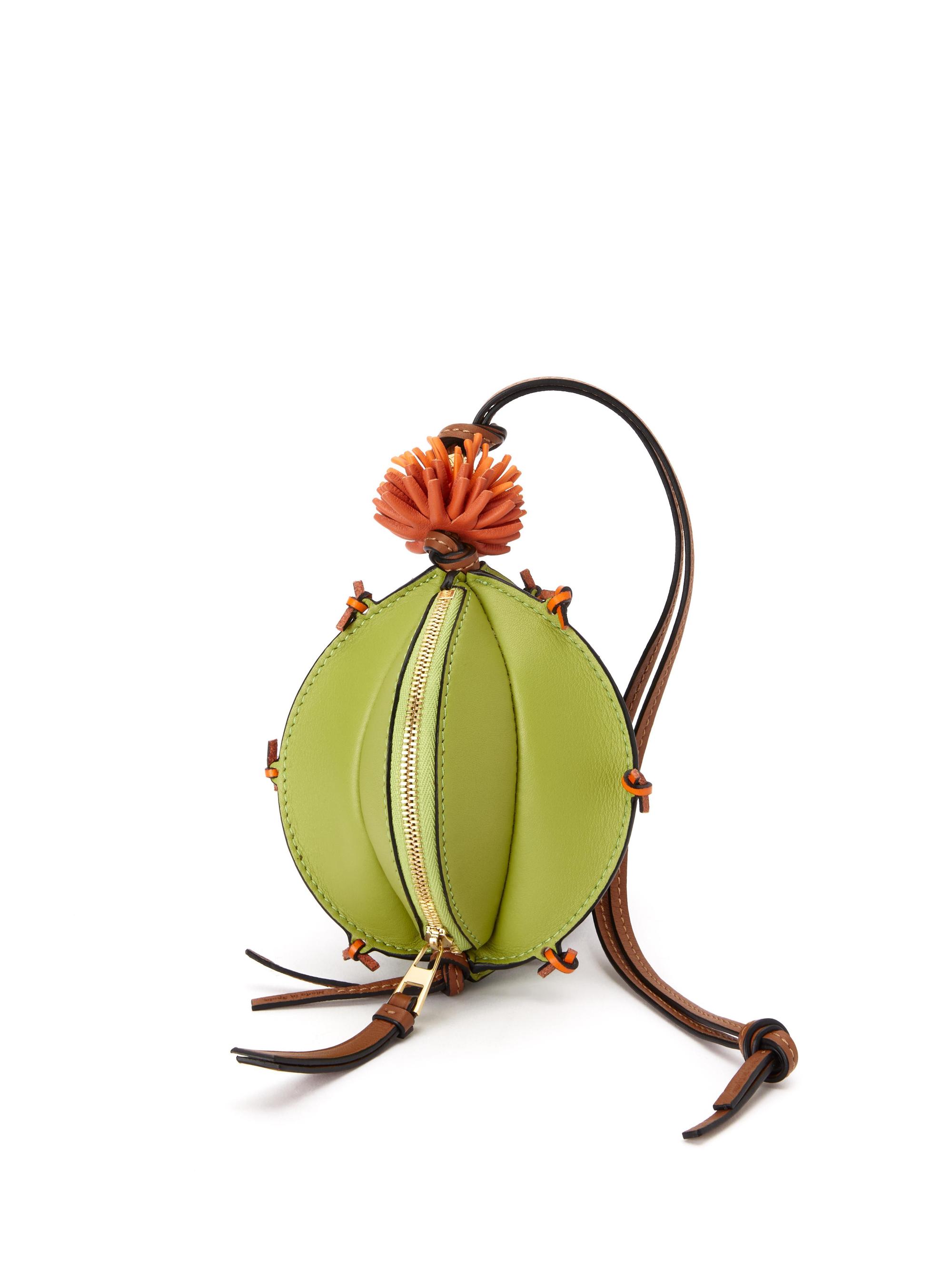 仙人掌迷你小袋 NT $23,000 LOEWE。(LOEWE提供)