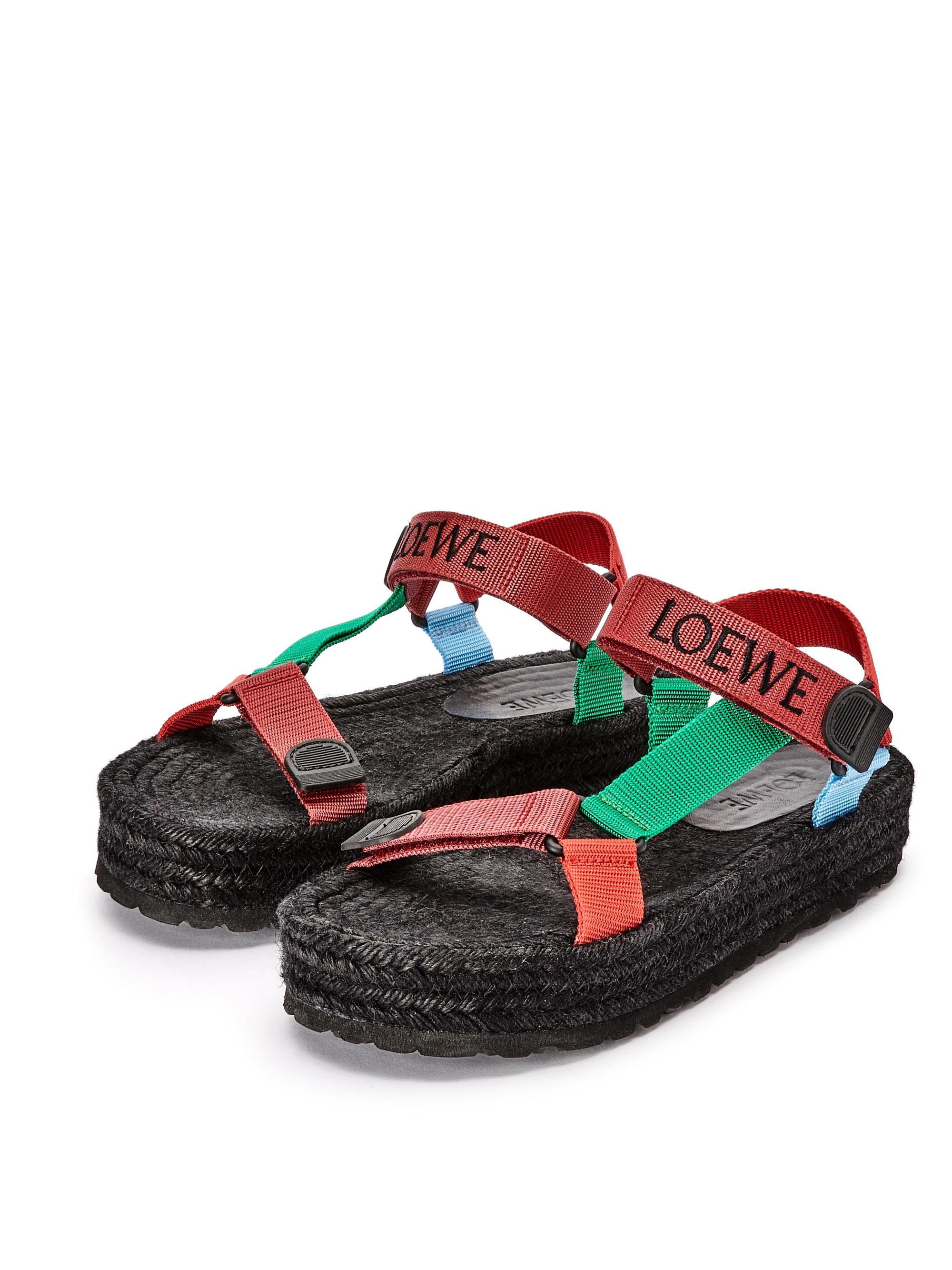 紅色尼龍綁帶草編鞋 NT$16,000 LOEWE。(LOEWE提供)