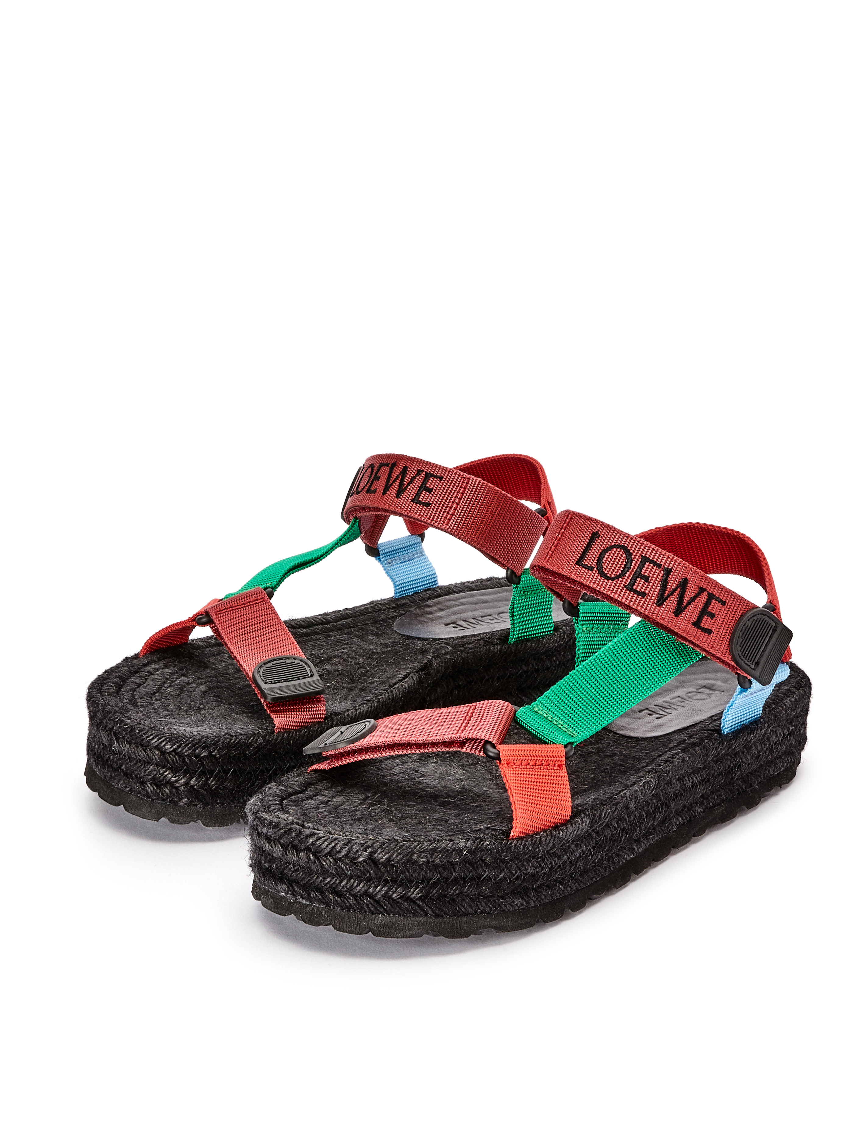紅色尼龍綁帶草編鞋 NT$16,000 LOEWE。（LOEWE提供）