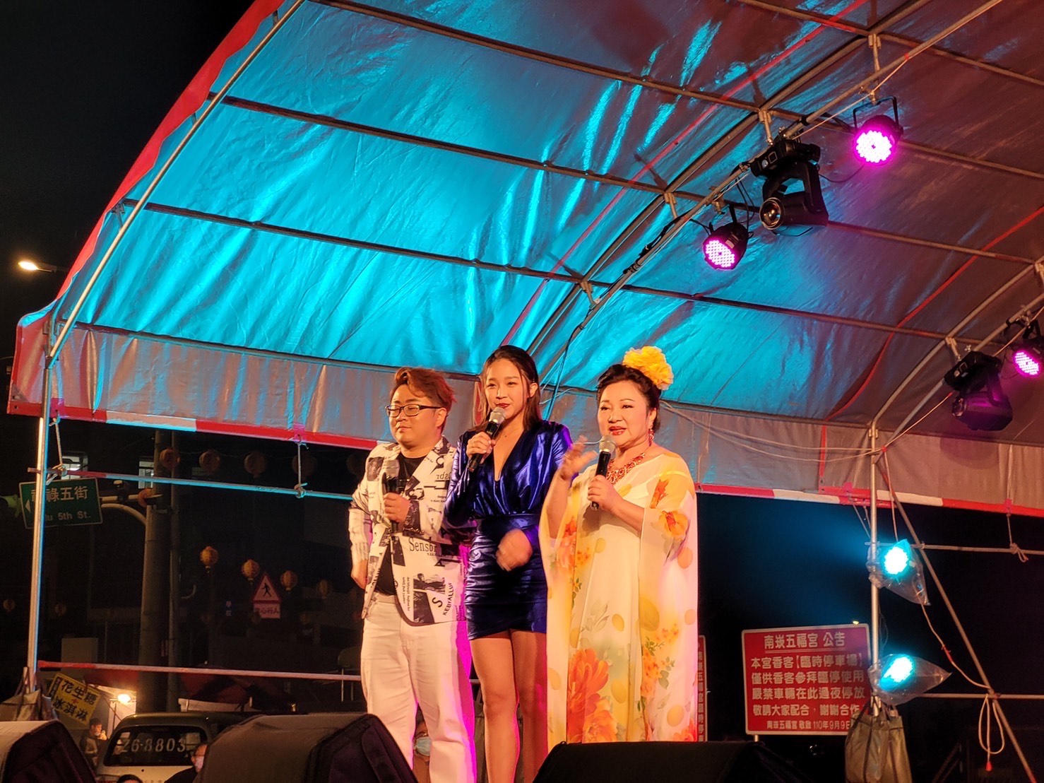白冰冰（右）昨晚來到「南崁五福宮」為財神爺祝壽活動。（陳孝志提供）
