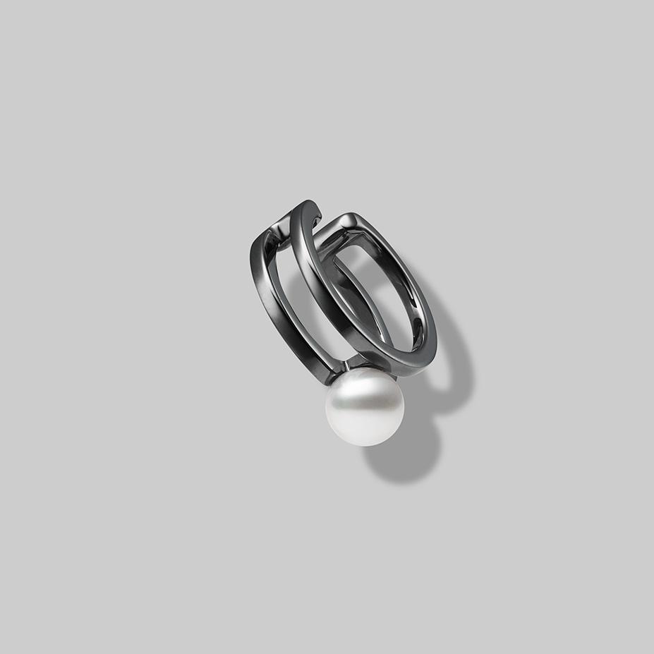 純銀Akoya珍珠耳骨夾 NT$9,000 MIKIMOTO。（MIKIMOTO提供）