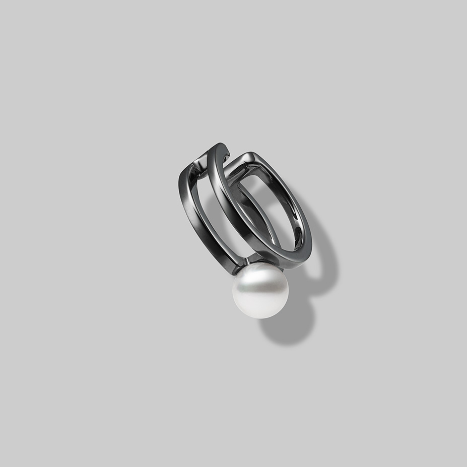 純銀Akoya珍珠耳骨夾 NT$9,000 MIKIMOTO。（MIKIMOTO提供）