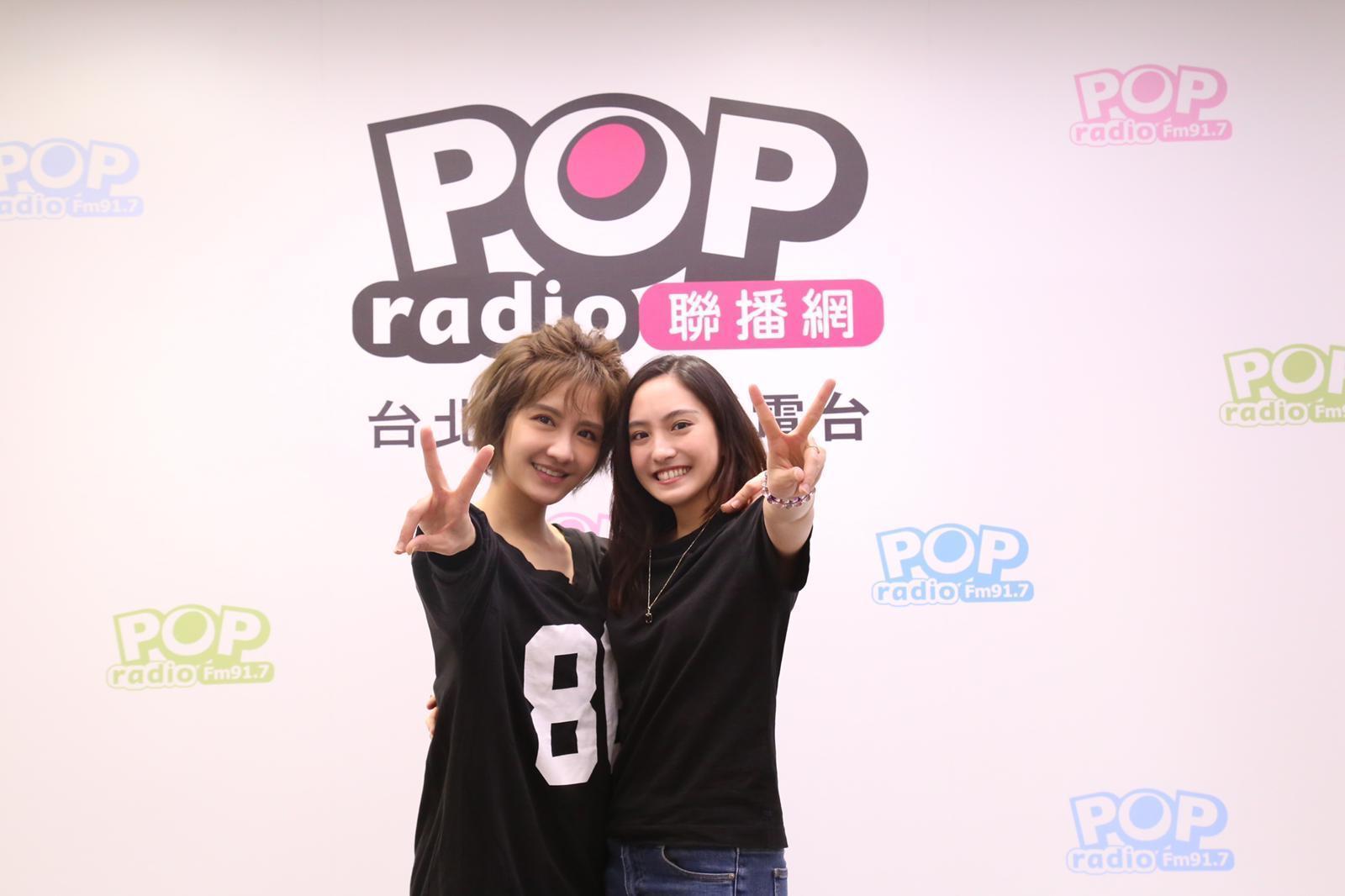 女星李宣榕(左)與陳希瑀(KIMI)一同來到POP Radio《幕前幕後偷偷看》。(製作單位提供)
